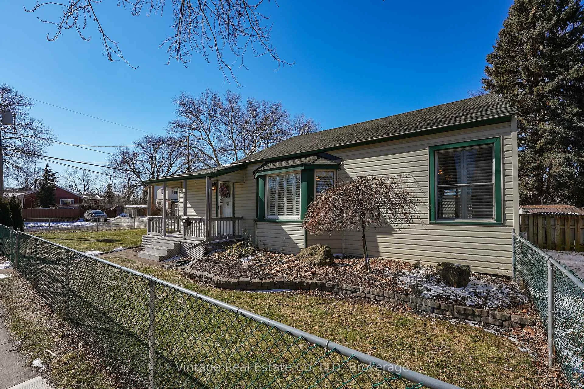 Photo 3 of 19 Longfellow Avenue, St. Catharines, Haig — HOMEH