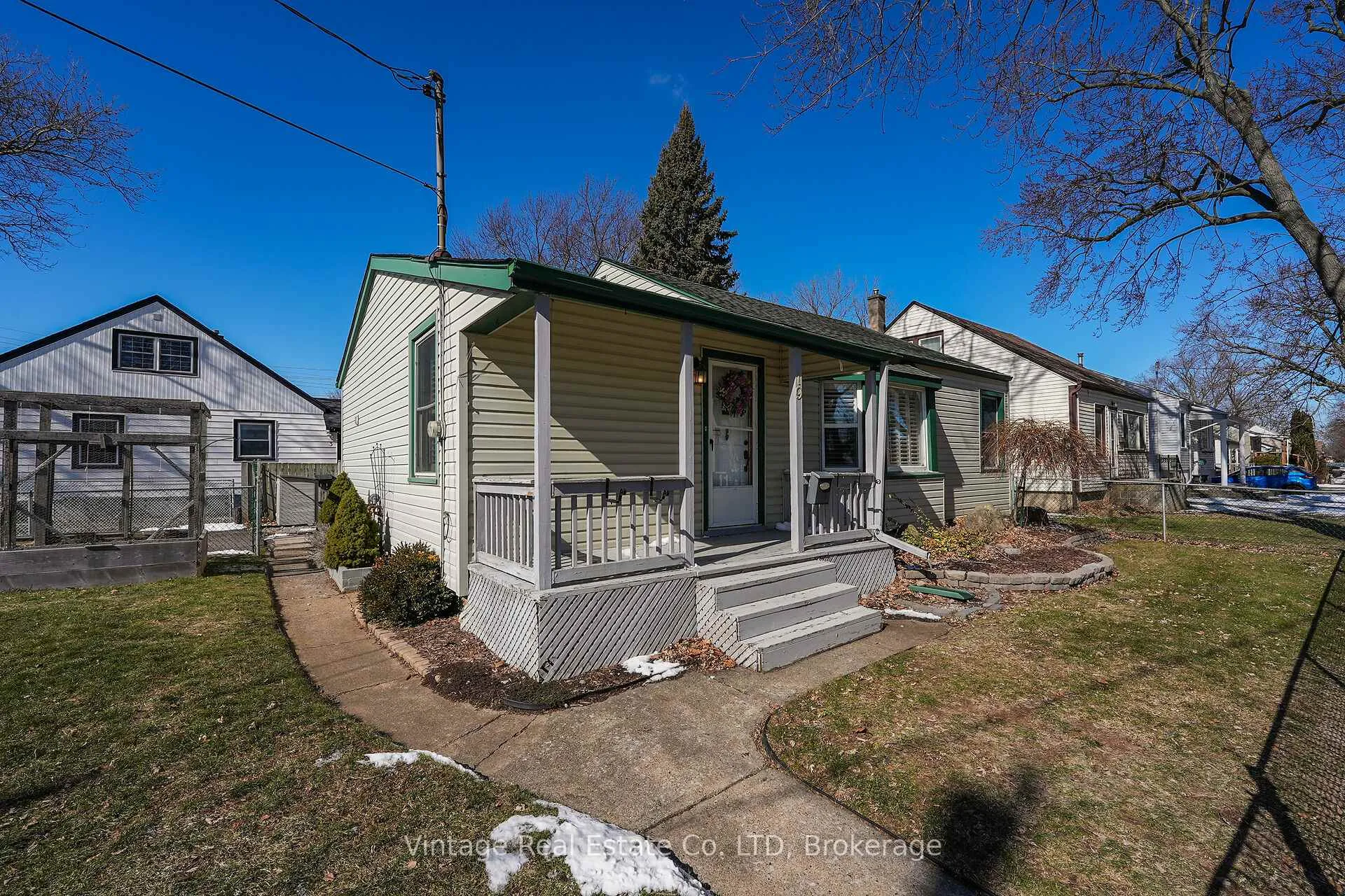 Photo 4 of 19 Longfellow Avenue, St. Catharines, Haig — HOMEH