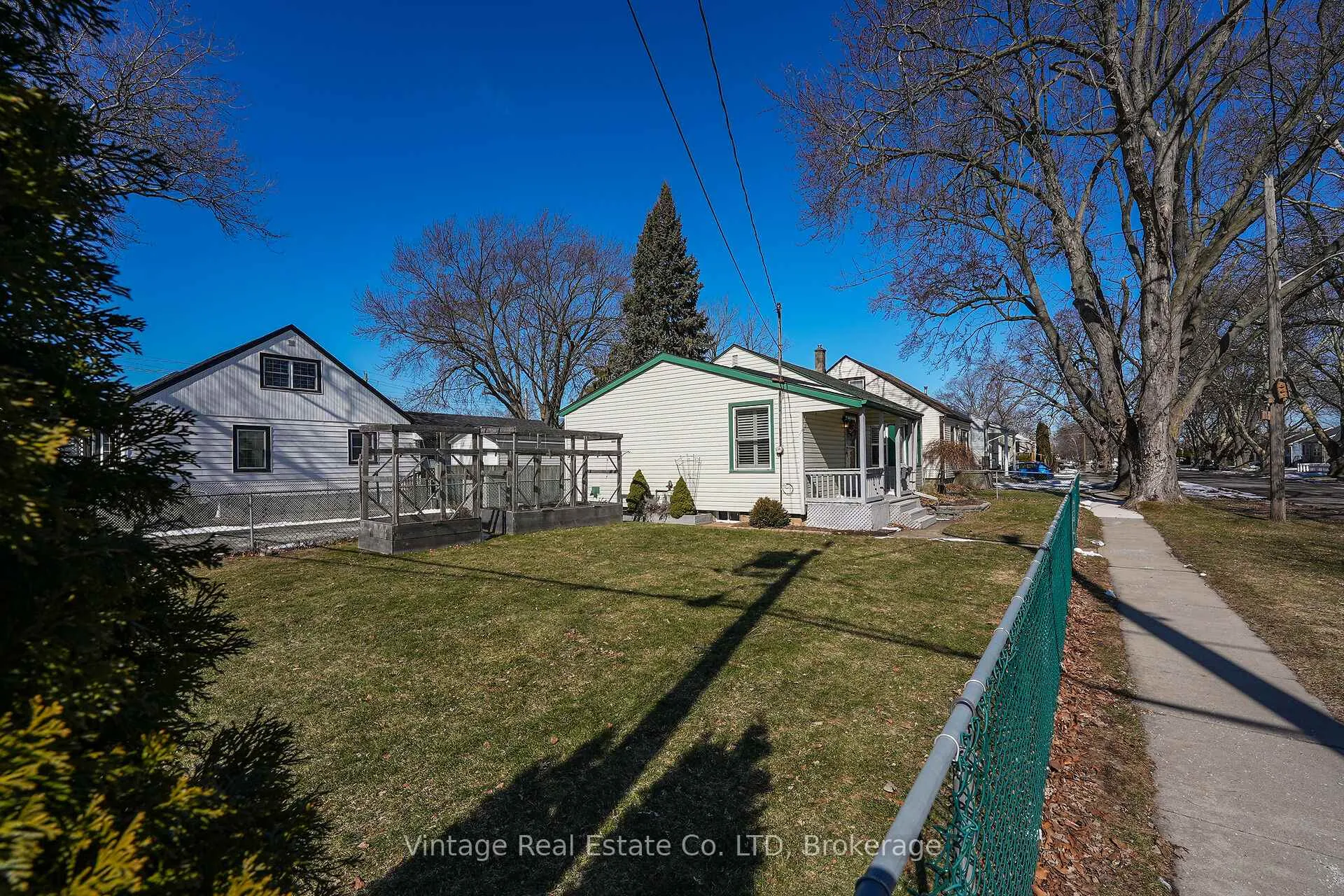 Photo 6 of 19 Longfellow Avenue, St. Catharines, Haig — HOMEH
