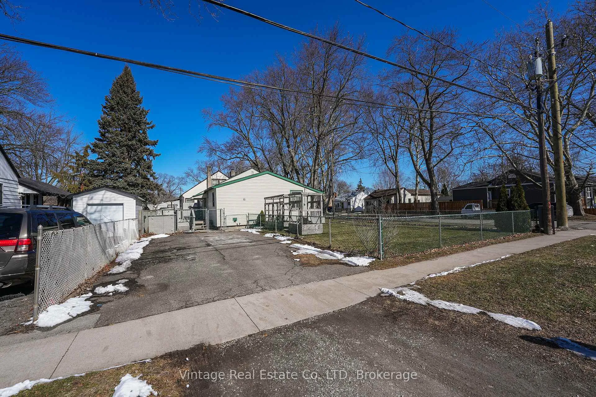 Photo 8 of 19 Longfellow Avenue, St. Catharines, Haig — HOMEH