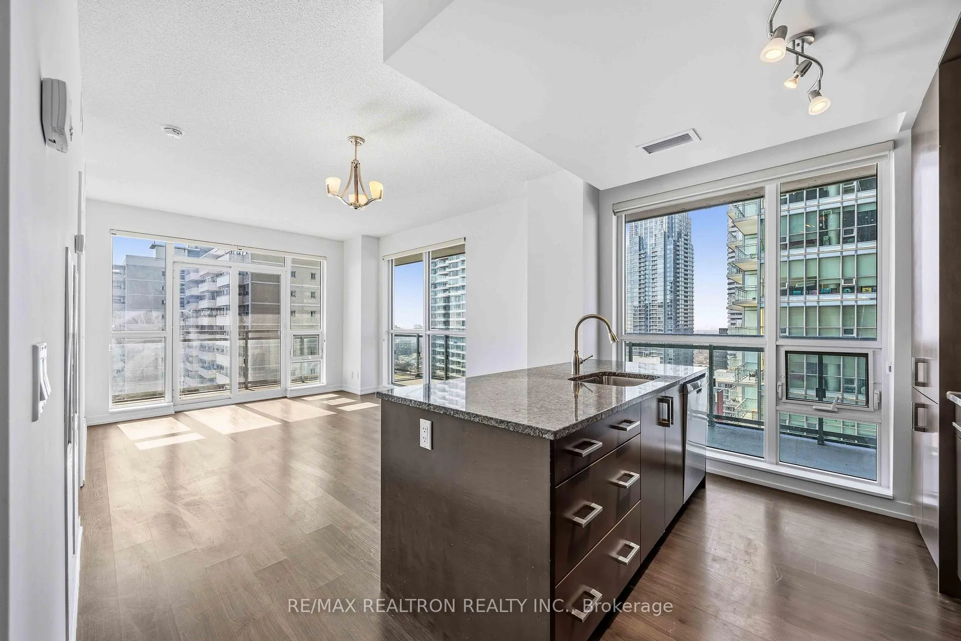 Photo 2 of Unit 2120, 98 Lillian Street, Toronto, Mount Pleasant West — HOMEH