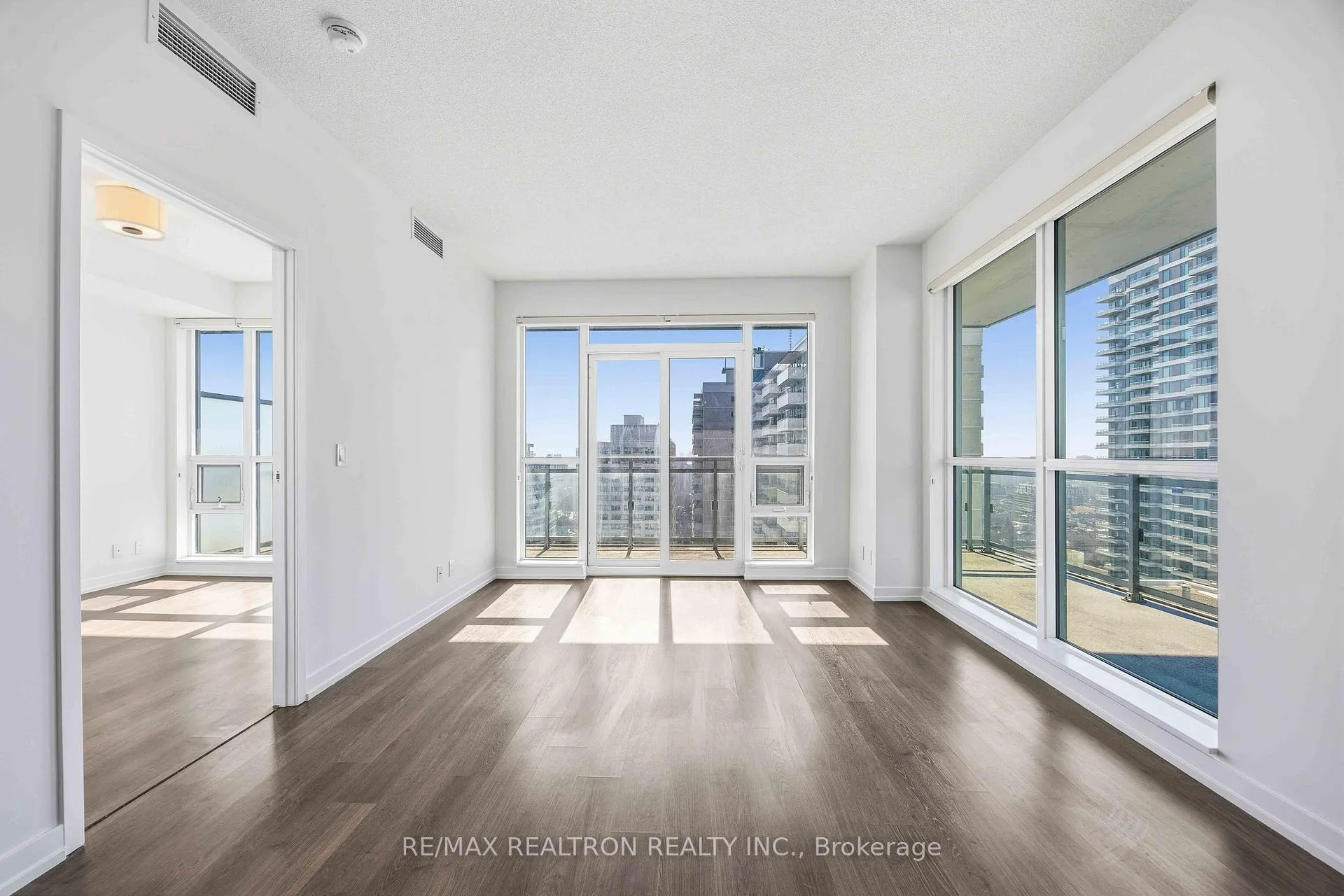 Photo 3 of Unit 2120, 98 Lillian Street, Toronto, Mount Pleasant West — HOMEH