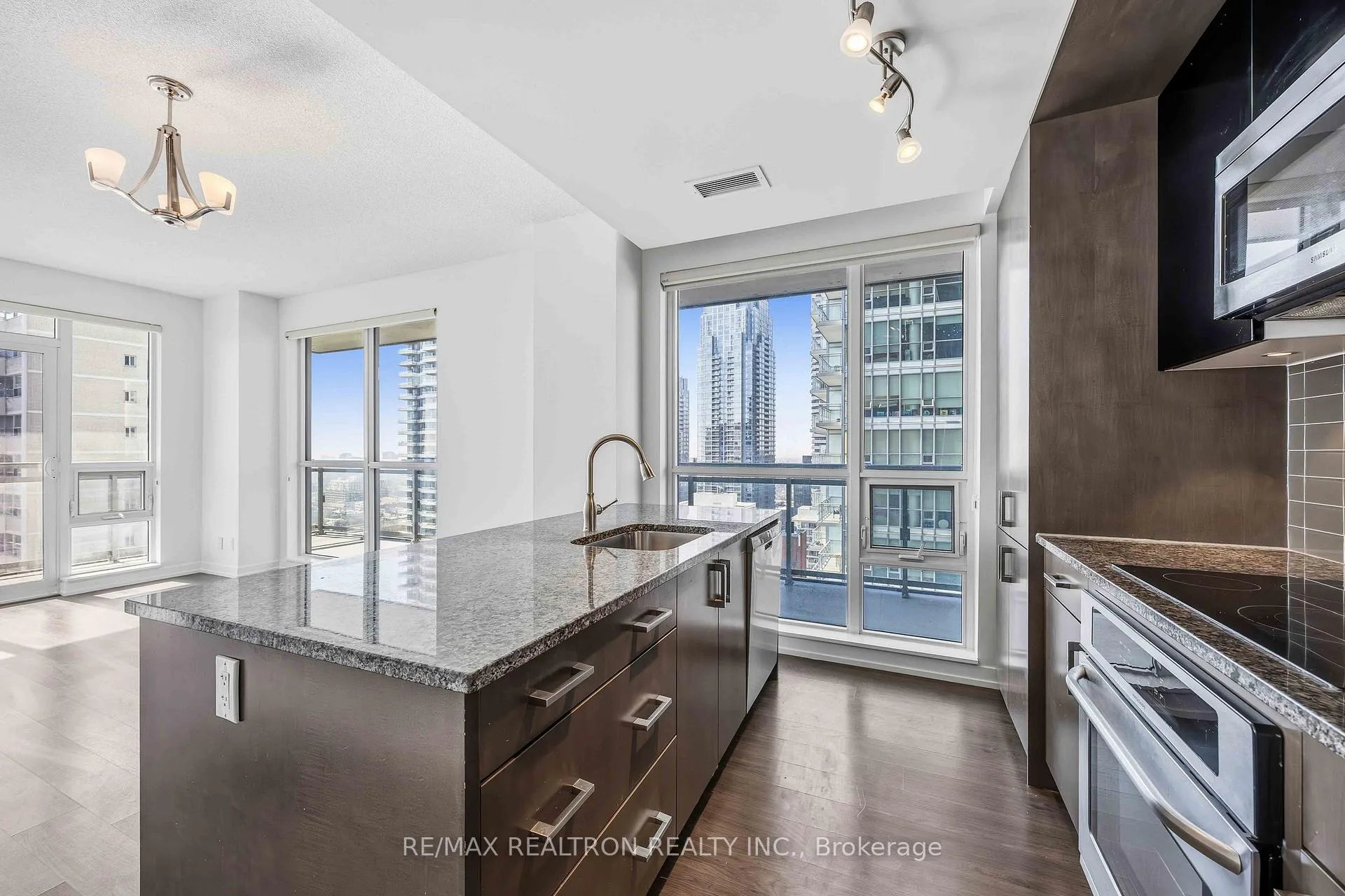 Photo 7 of Unit 2120, 98 Lillian Street, Toronto, Mount Pleasant West — HOMEH