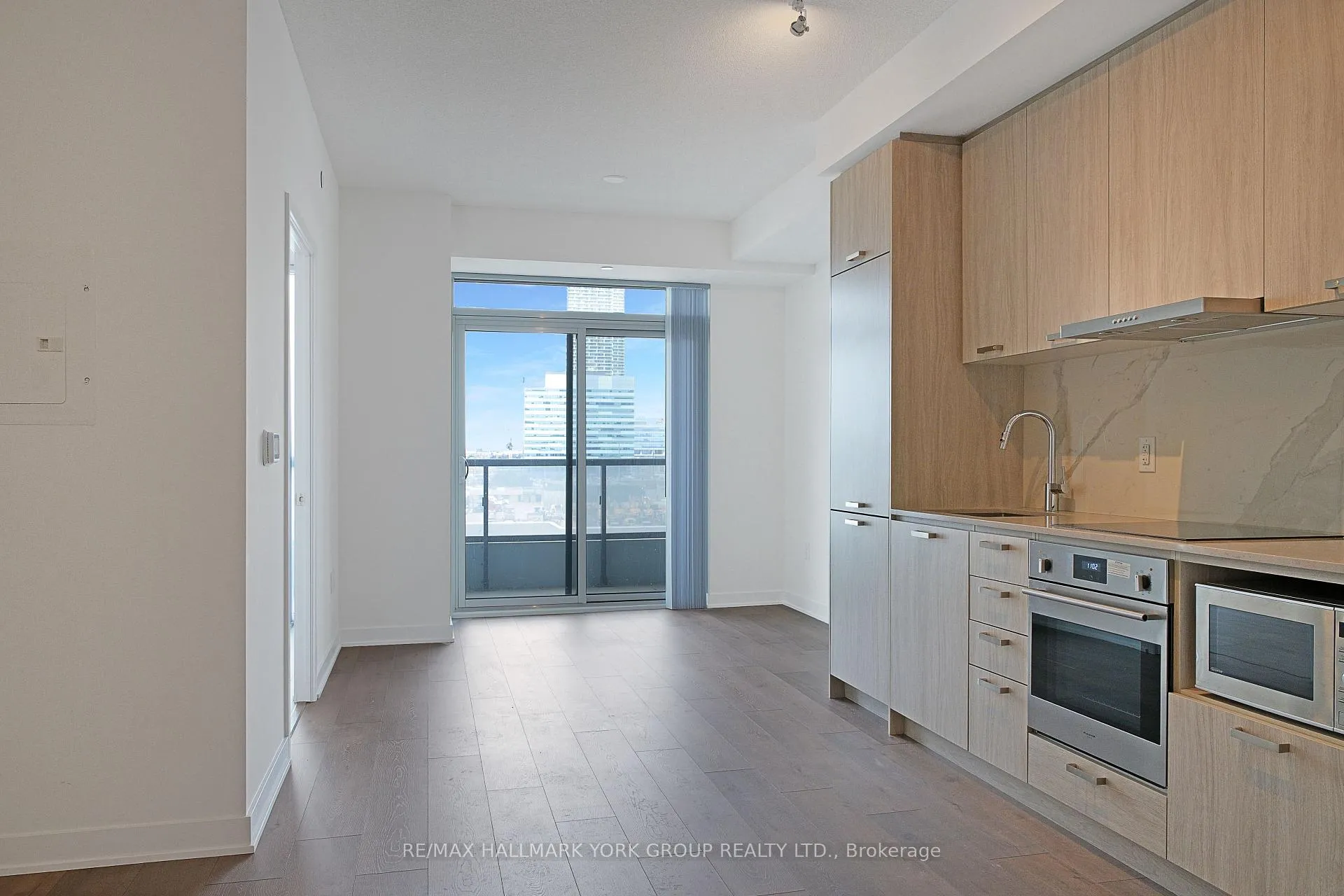 Photo 4 of Unit 720, 10 Honeycrisp Crescent, Vaughan, Vaughan Corporate Centre — HOMEH