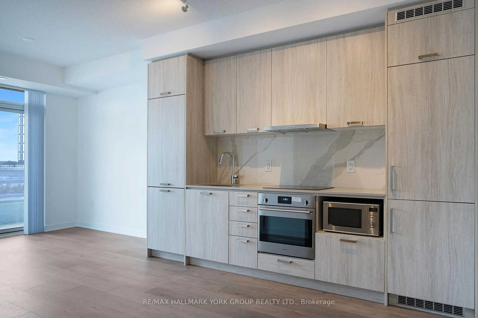 Photo 5 of Unit 720, 10 Honeycrisp Crescent, Vaughan, Vaughan Corporate Centre — HOMEH