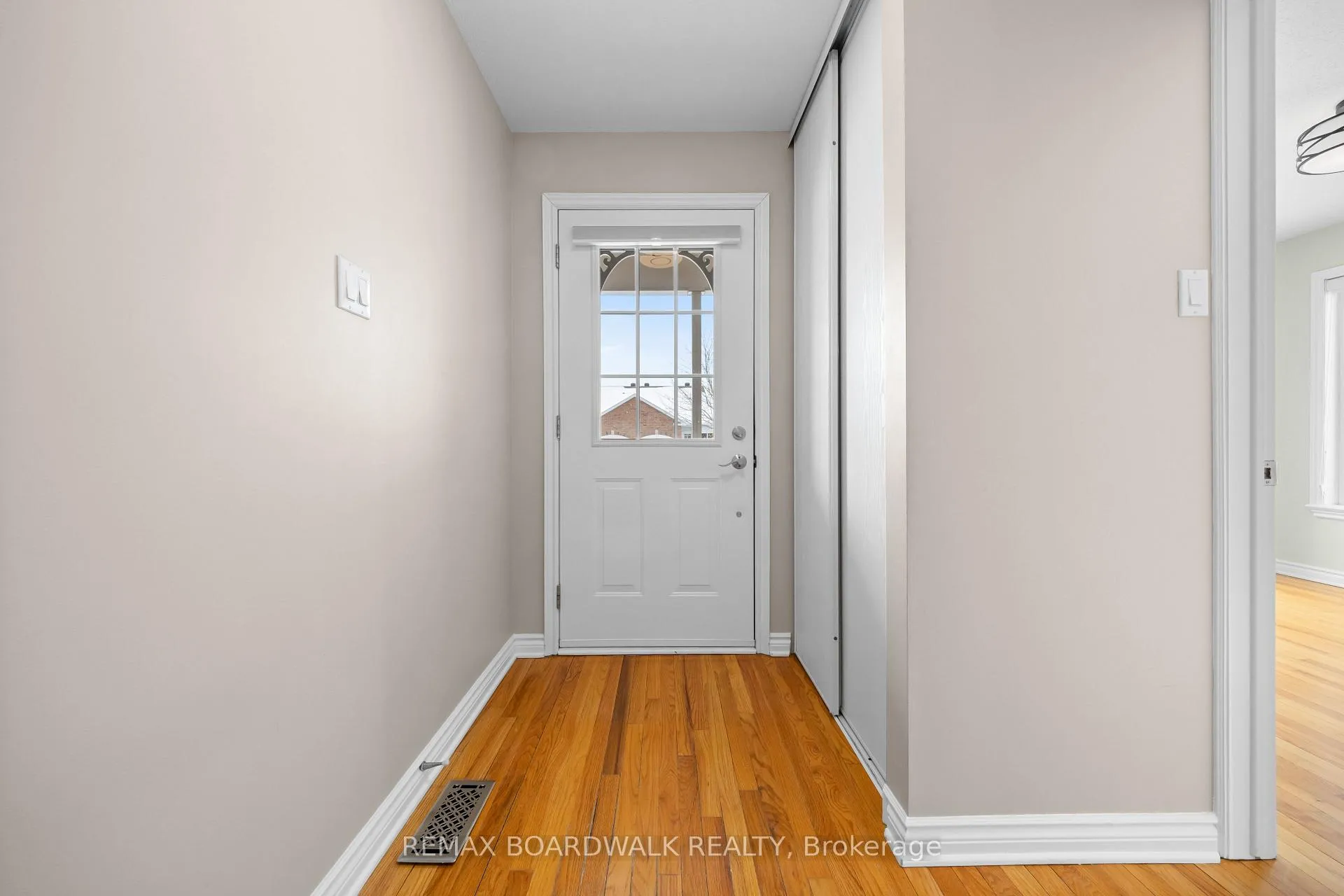 Photo 4 of 1 Weaver Crescent, Ottawa, Kanata - Kanata Lakes/Heritage Hills — HOMEH