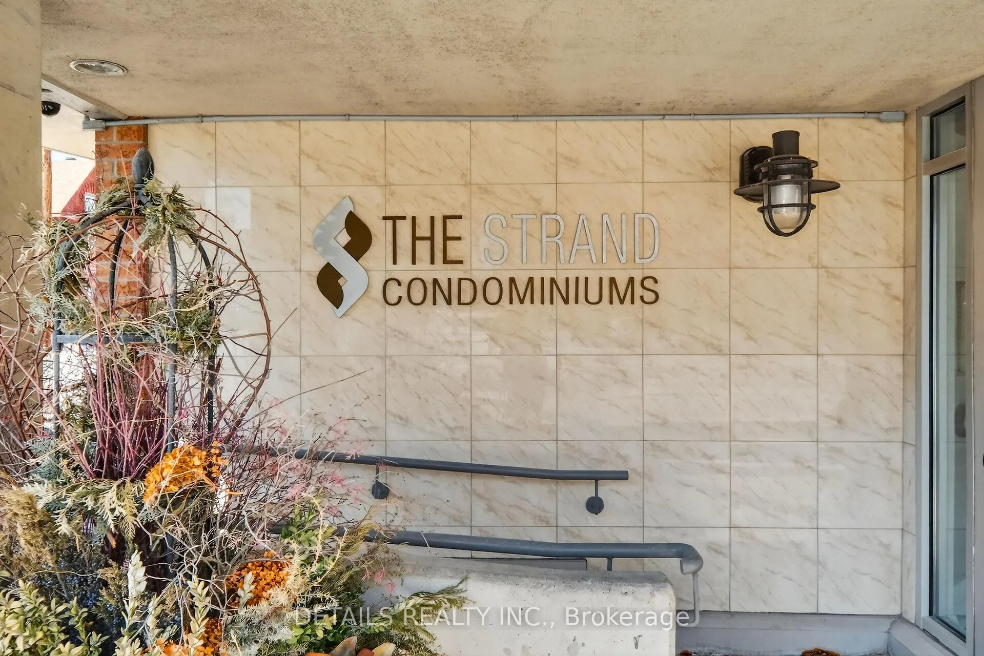 Front of Unit 1412, 429 Somerset Street W
