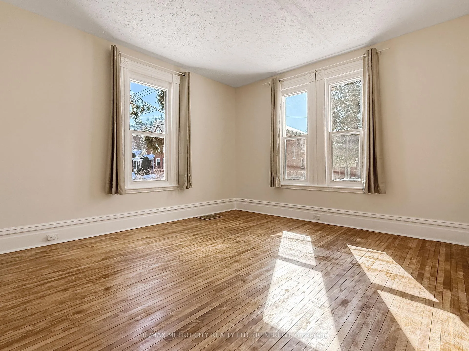 Photo 7 of 473 Raglan Street S, Renfrew — HOMEH