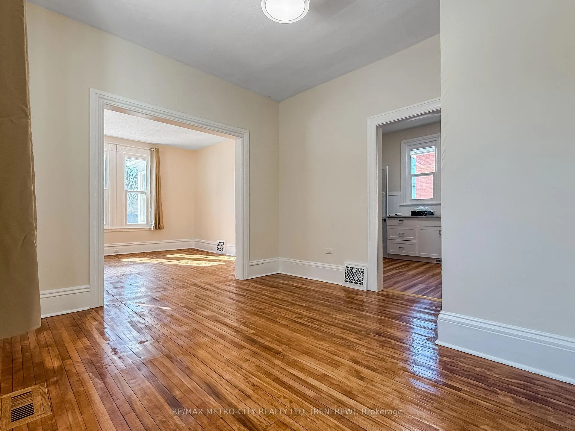 Photo 10 of 473 Raglan Street S, Renfrew — HOMEH