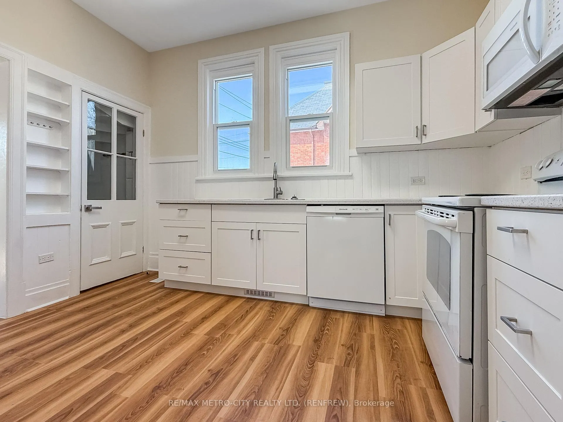 Photo 11 of 473 Raglan Street S, Renfrew — HOMEH