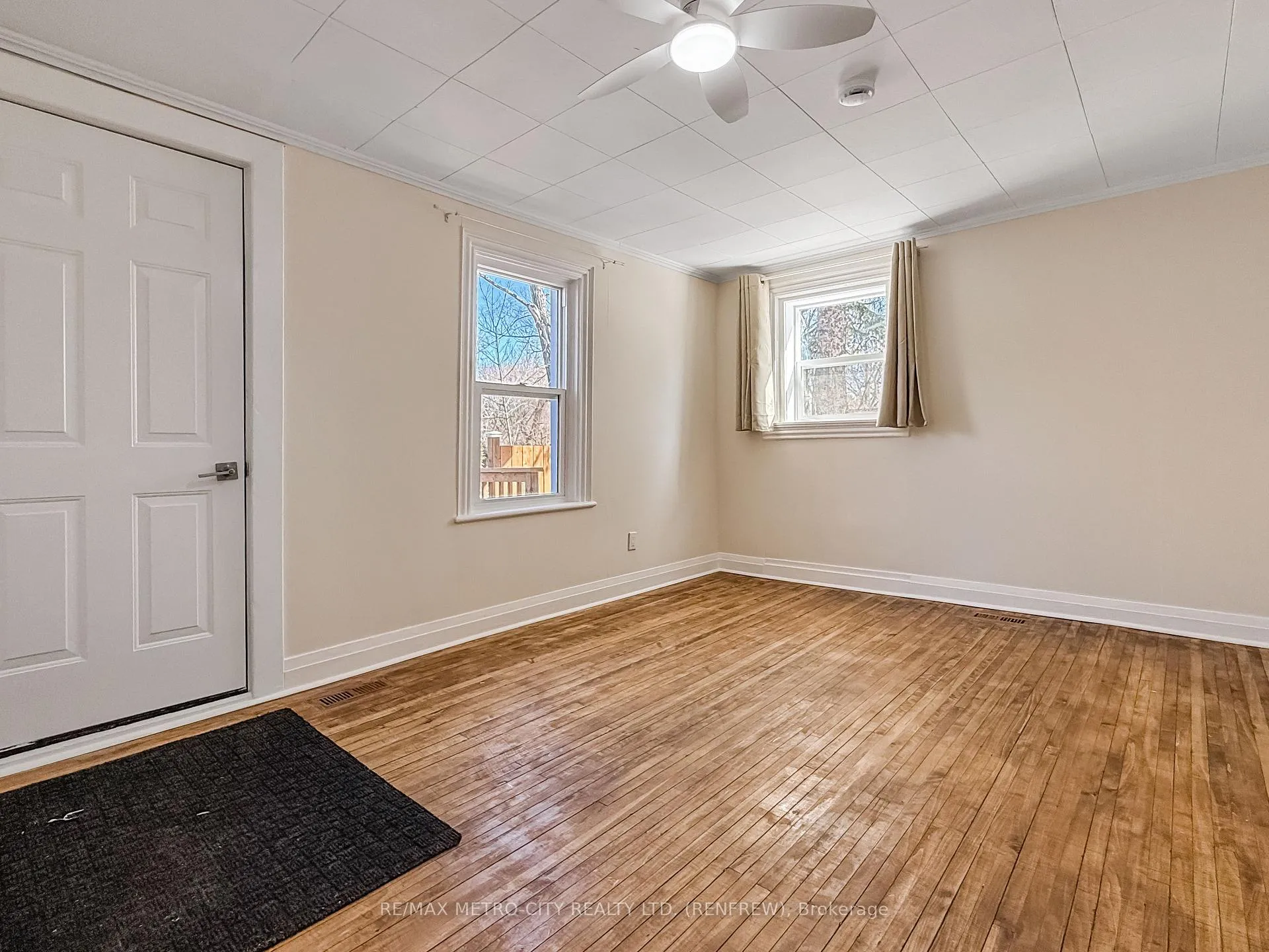 Photo 15 of 473 Raglan Street S, Renfrew — HOMEH
