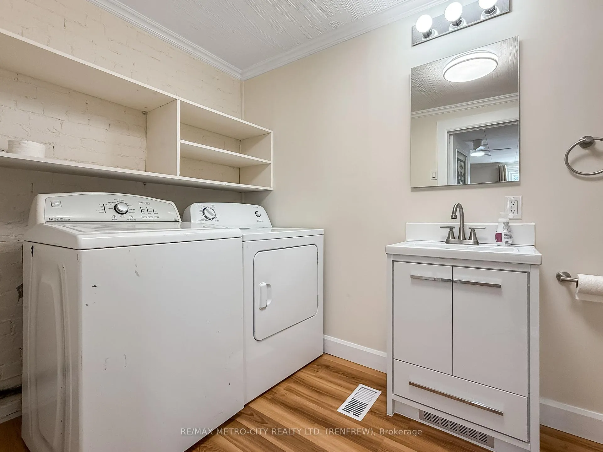Photo 17 of 473 Raglan Street S, Renfrew — HOMEH