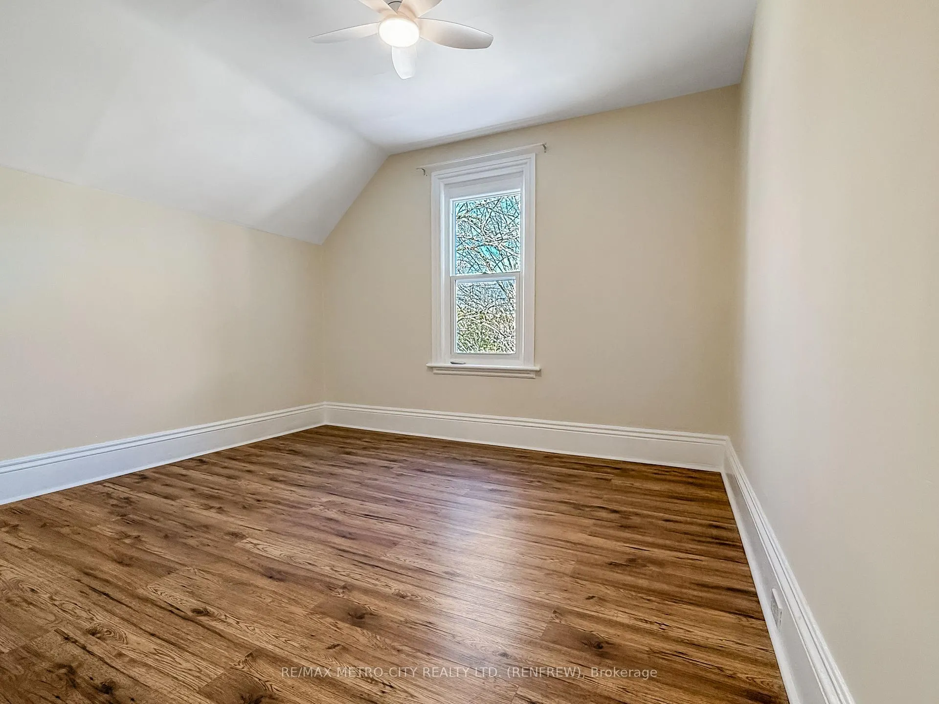 Photo 19 of 473 Raglan Street S, Renfrew — HOMEH