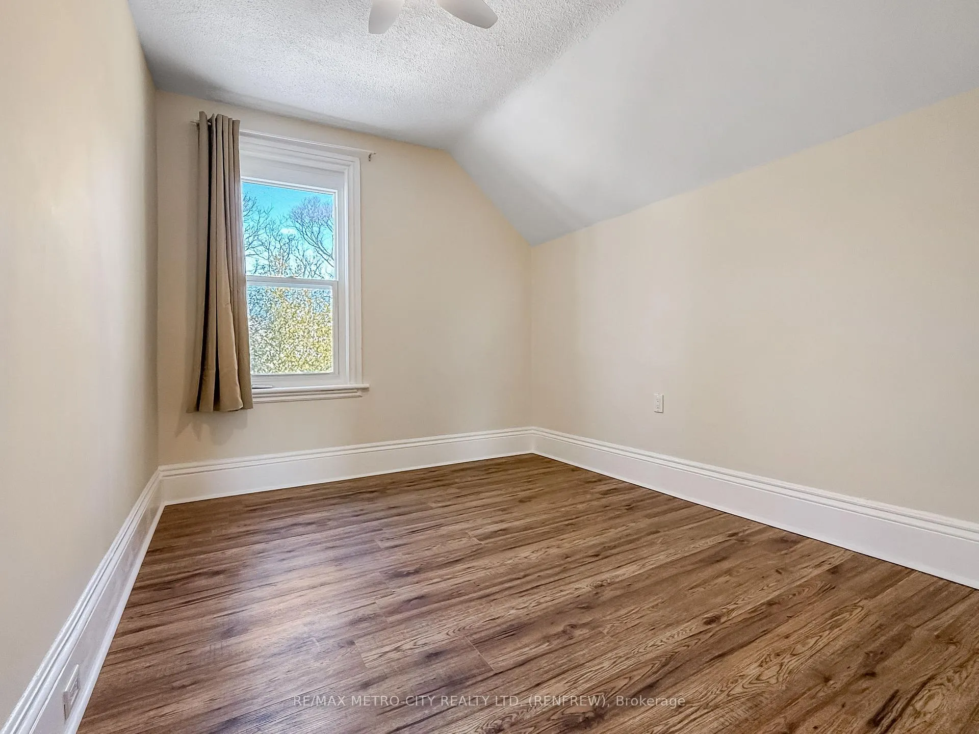 Photo 20 of 473 Raglan Street S, Renfrew — HOMEH