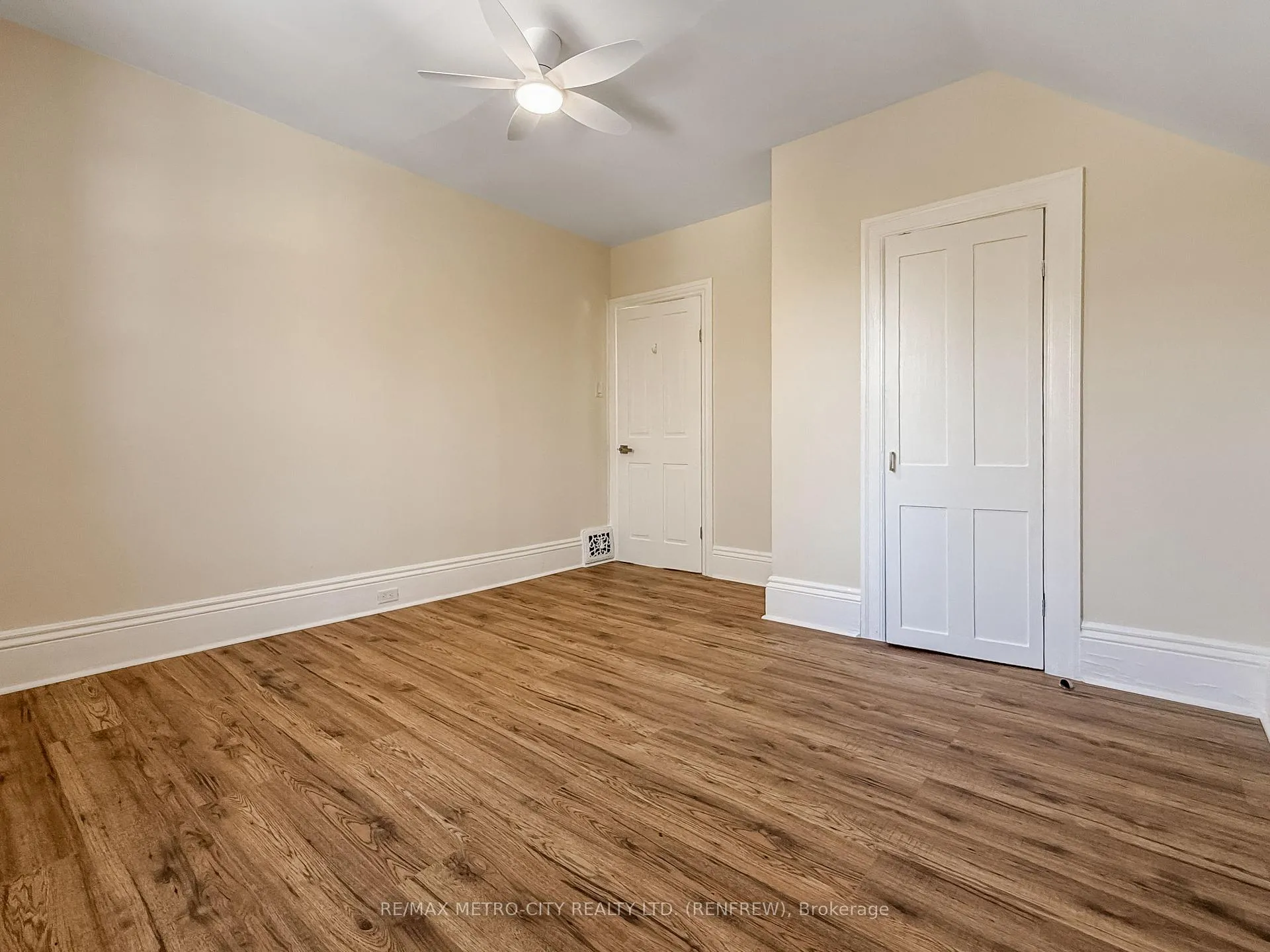 Photo 23 of 473 Raglan Street S, Renfrew — HOMEH