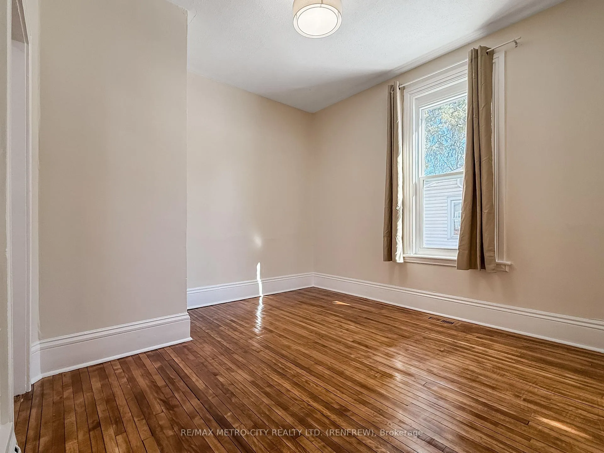 Photo 24 of 473 Raglan Street S, Renfrew — HOMEH