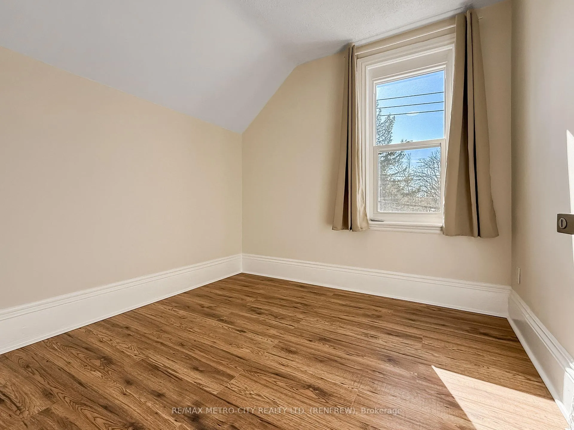 Photo 25 of 473 Raglan Street S, Renfrew — HOMEH