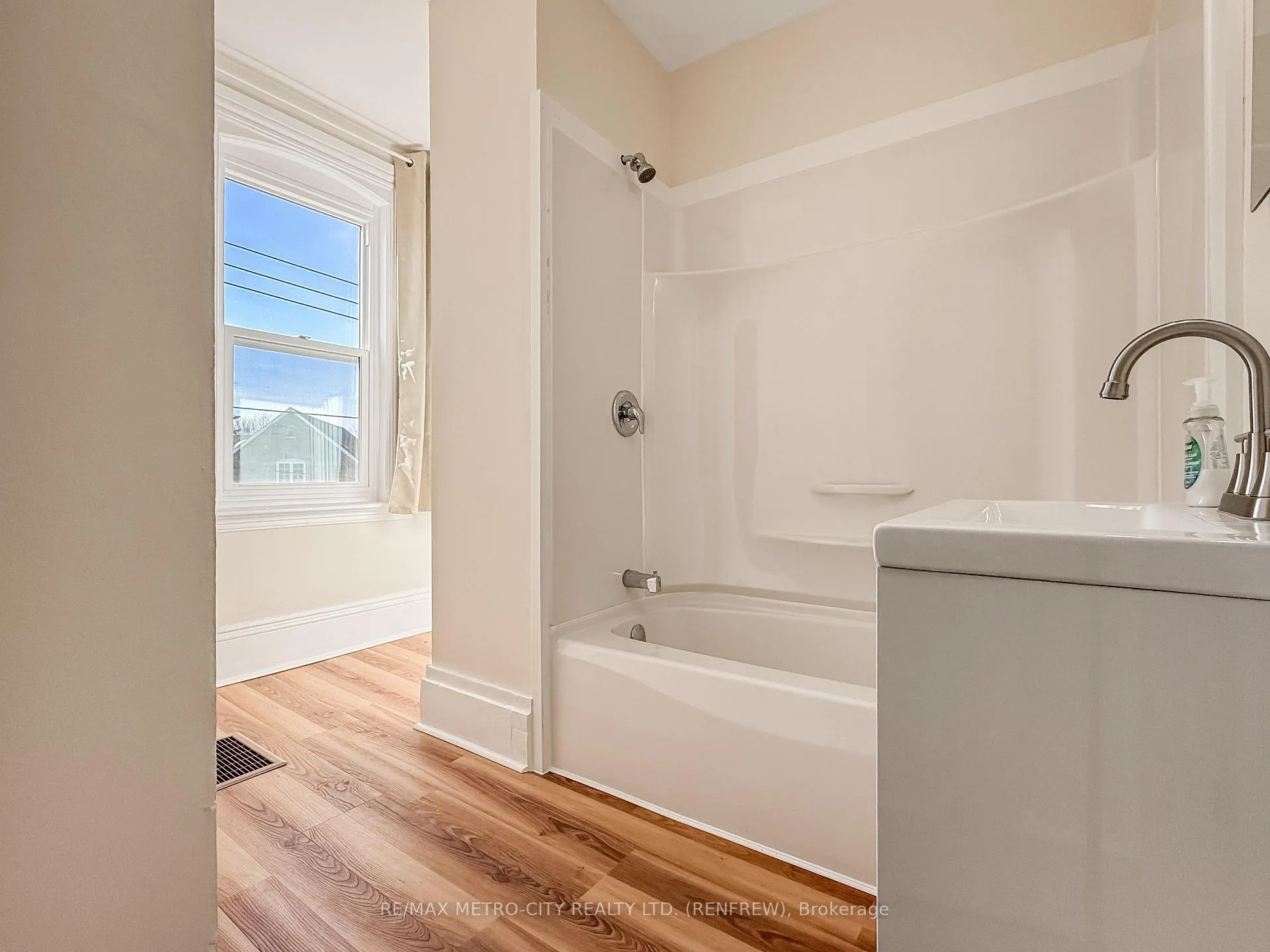 Photo 26 of 473 Raglan Street S, Renfrew — HOMEH