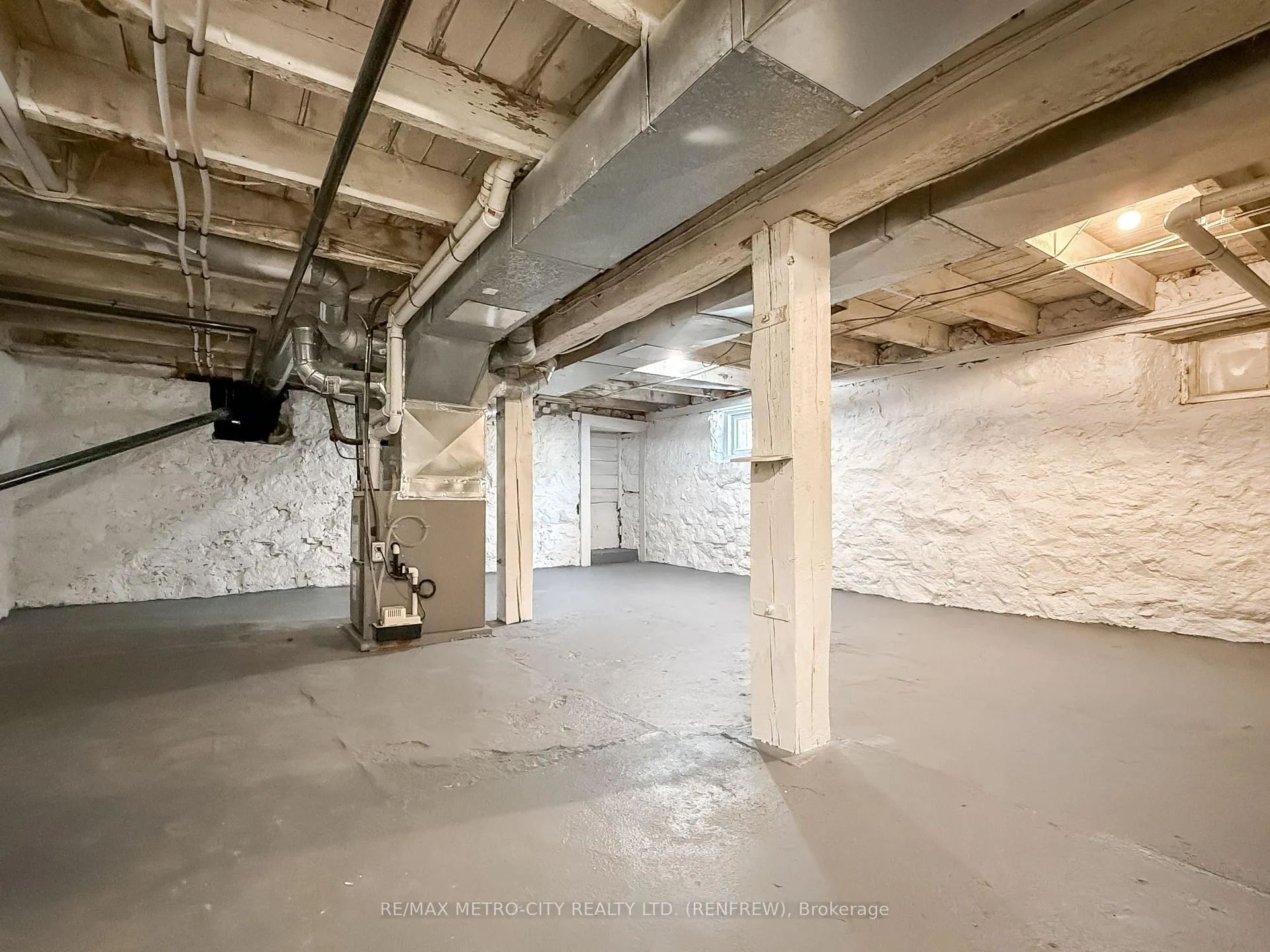 Photo 29 of 473 Raglan Street S, Renfrew — HOMEH