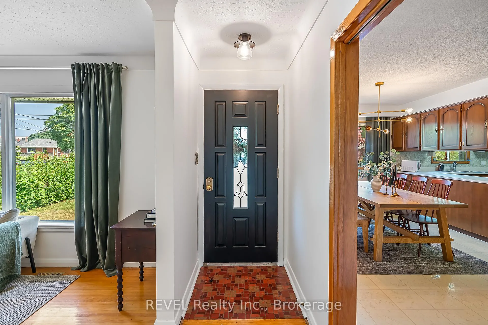 Photo 2 of 18 Broadmore Avenue, St. Catharines, Carlton/Bunting — HOMEH
