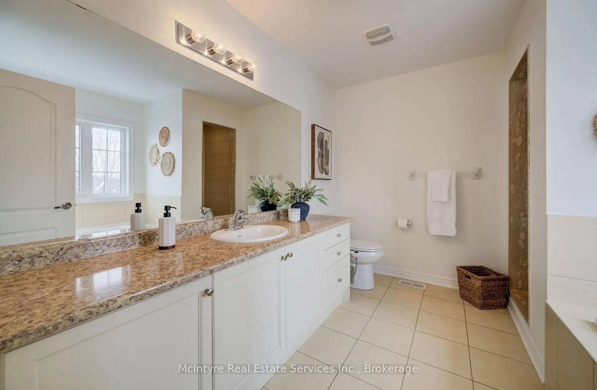 Photo 23 of 50 Naperton Drive, Brampton, Sandringham-Wellington — HOMEH