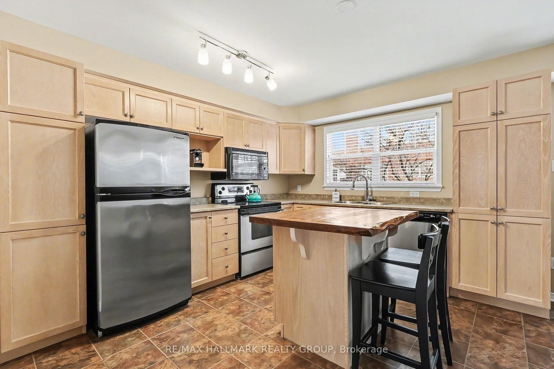 Photo 10 of 78 Jardin Private, Ottawa, Manor Park — HOMEH