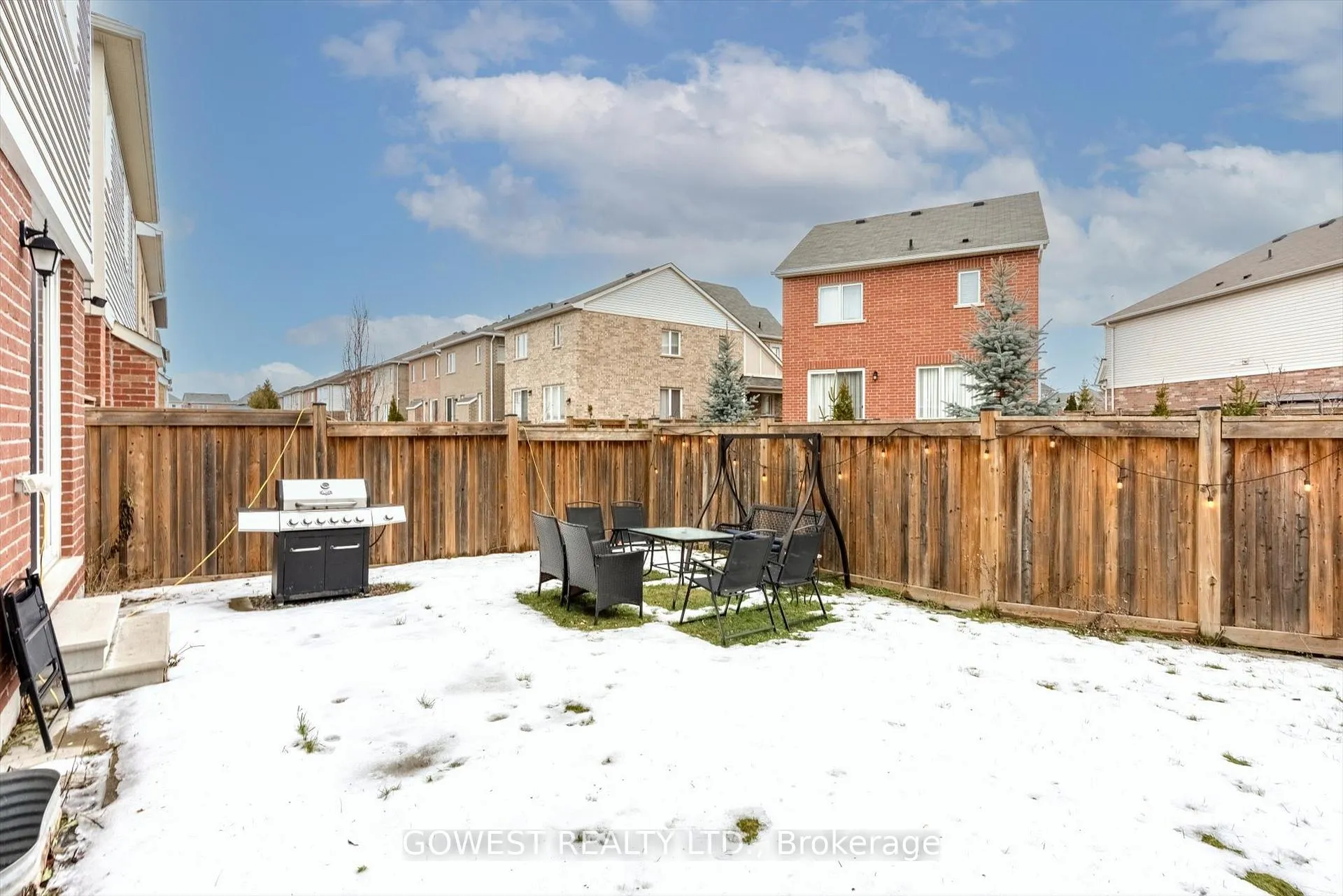 Photo 3 of 669 Gibson Crescent, Milton, Coates — HOMEH