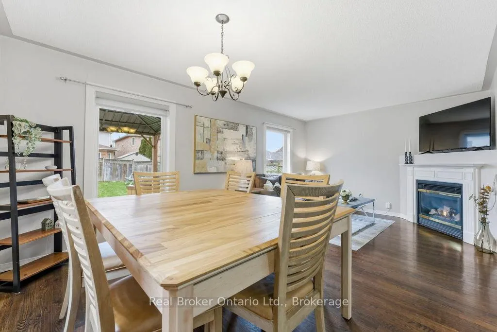 Photo 11 of 31 Four Winds Drive, Whitby, Port Whitby — HOMEH