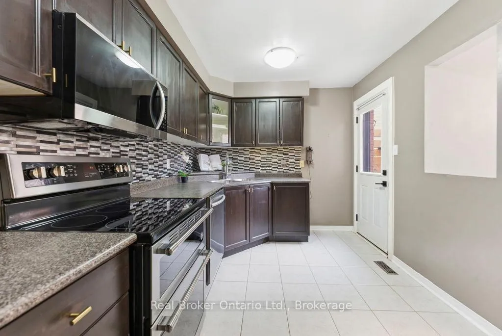 Photo 13 of 31 Four Winds Drive, Whitby, Port Whitby — HOMEH