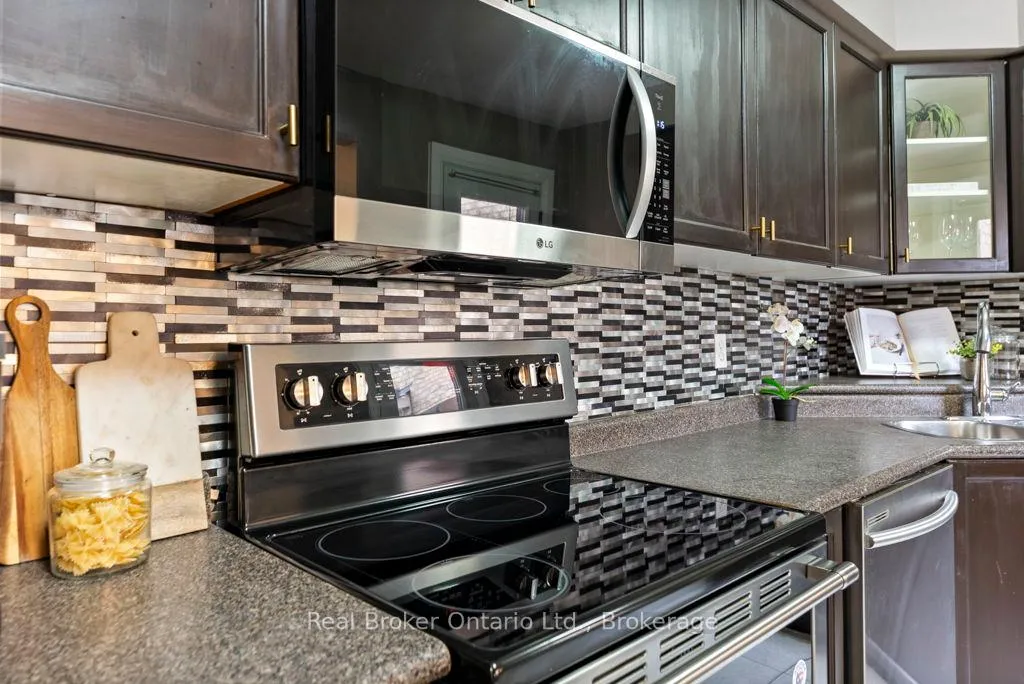 Photo 14 of 31 Four Winds Drive, Whitby, Port Whitby — HOMEH