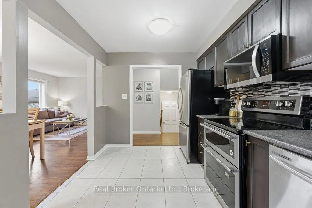 Photo 15 of 31 Four Winds Drive, Whitby, Port Whitby — HOMEH