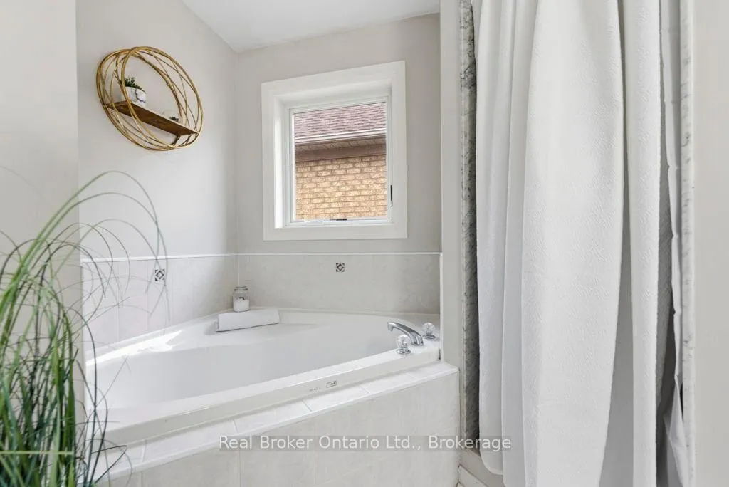 Photo 23 of 31 Four Winds Drive, Whitby, Port Whitby — HOMEH