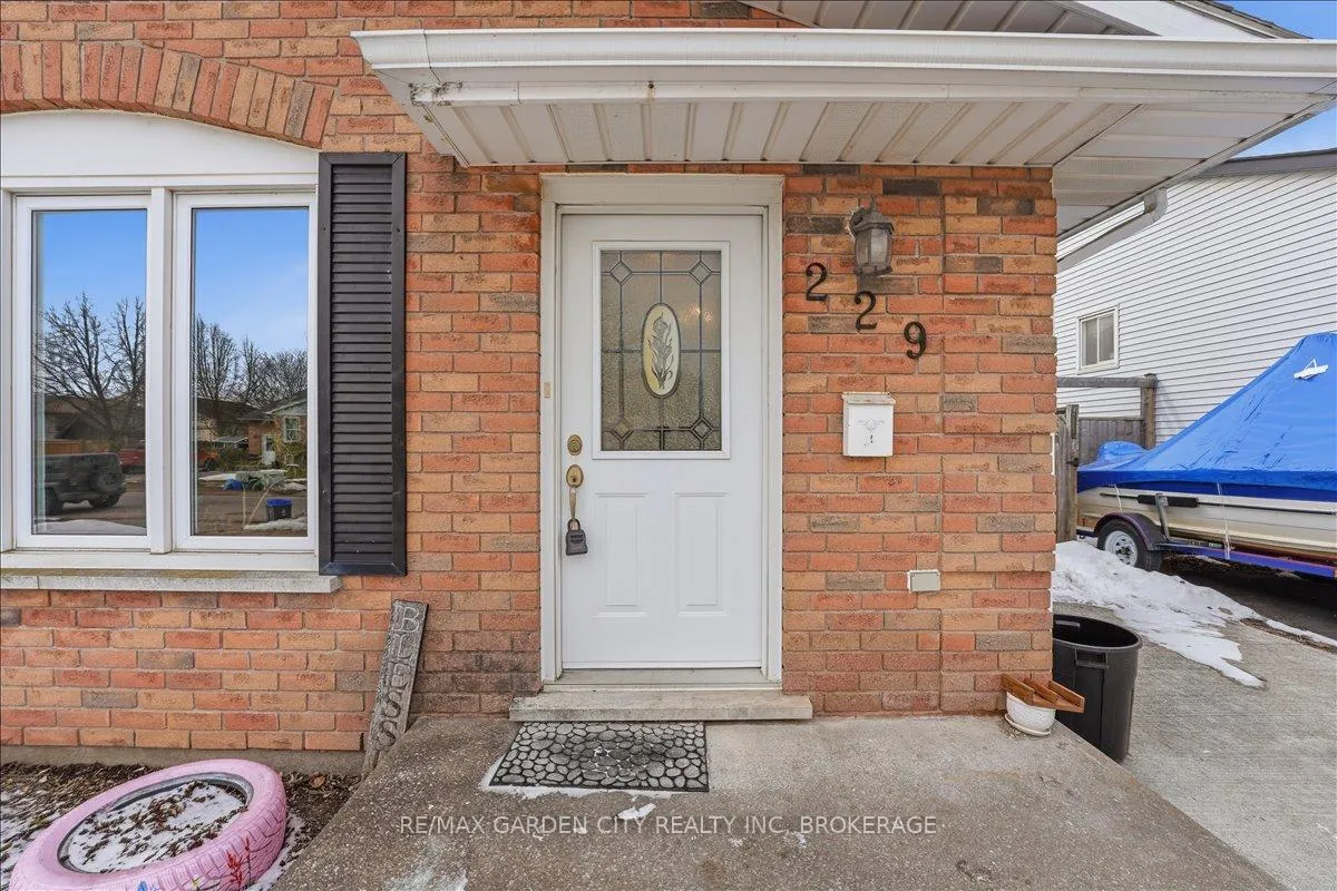 Photo 5 of 229 Windsor Street, Welland, Broadway — HOMEH