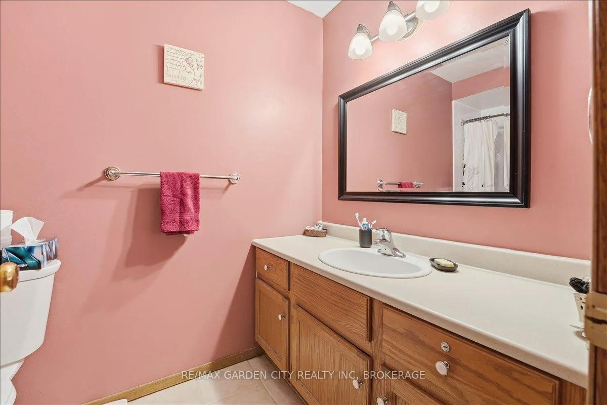 Photo 19 of 229 Windsor Street, Welland, Broadway — HOMEH