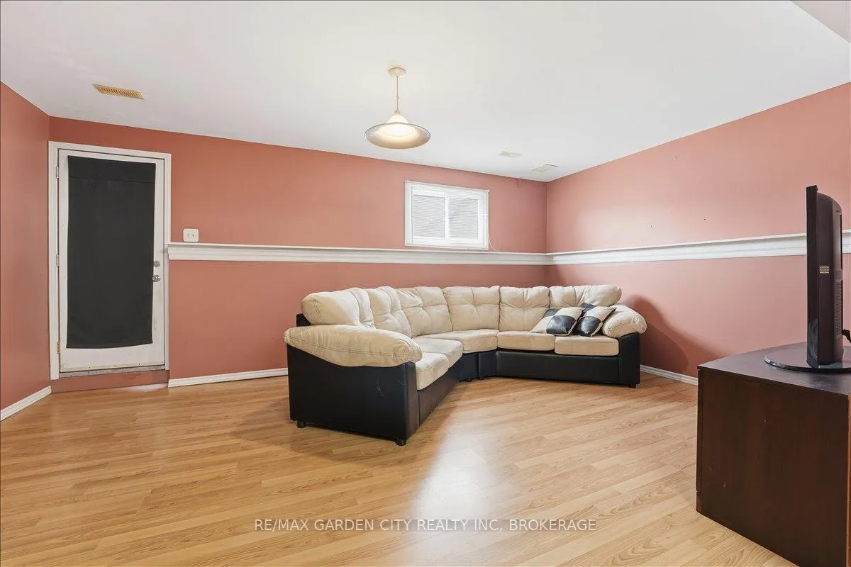 Photo 23 of 229 Windsor Street, Welland, Broadway — HOMEH