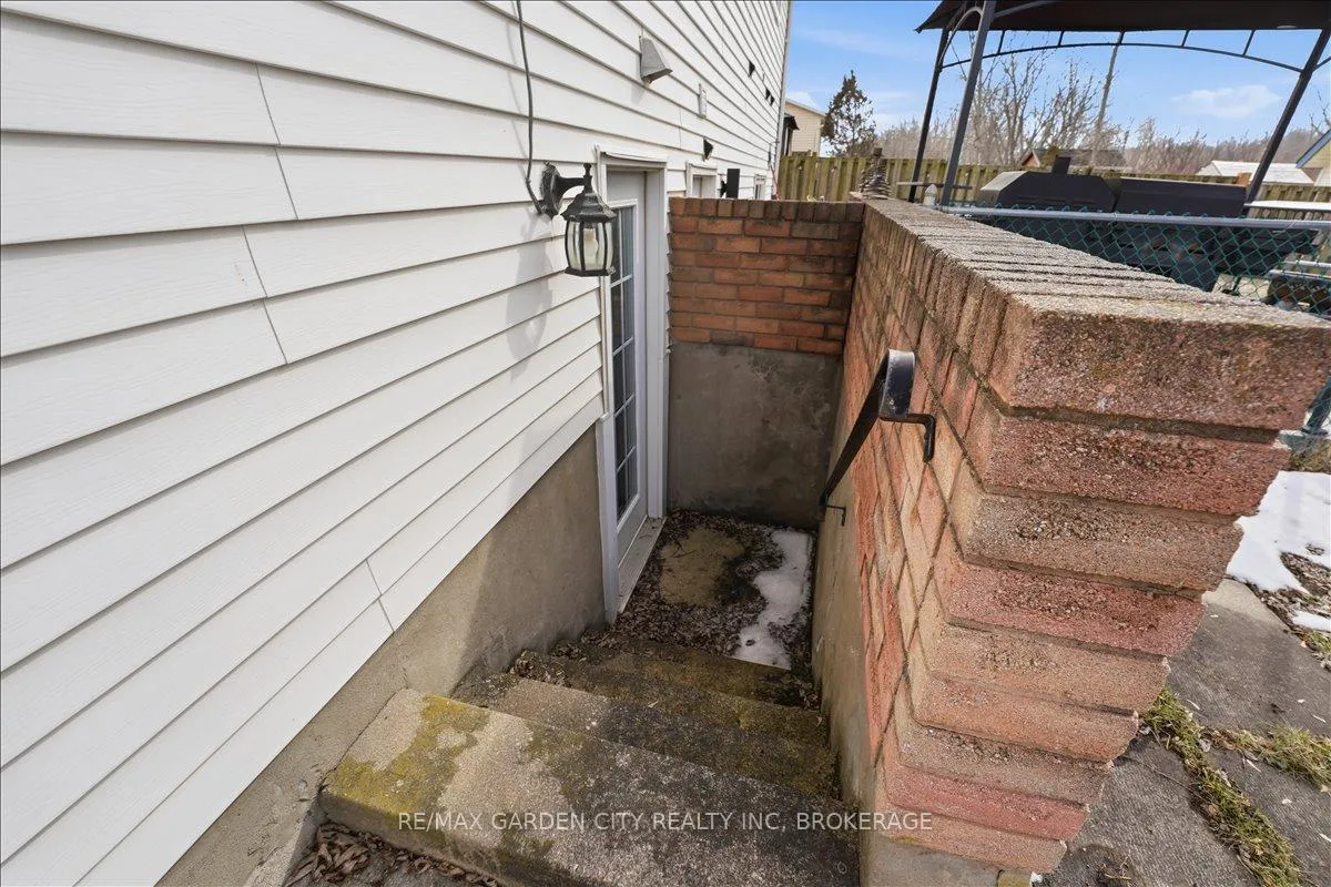 Photo 31 of 229 Windsor Street, Welland, Broadway — HOMEH