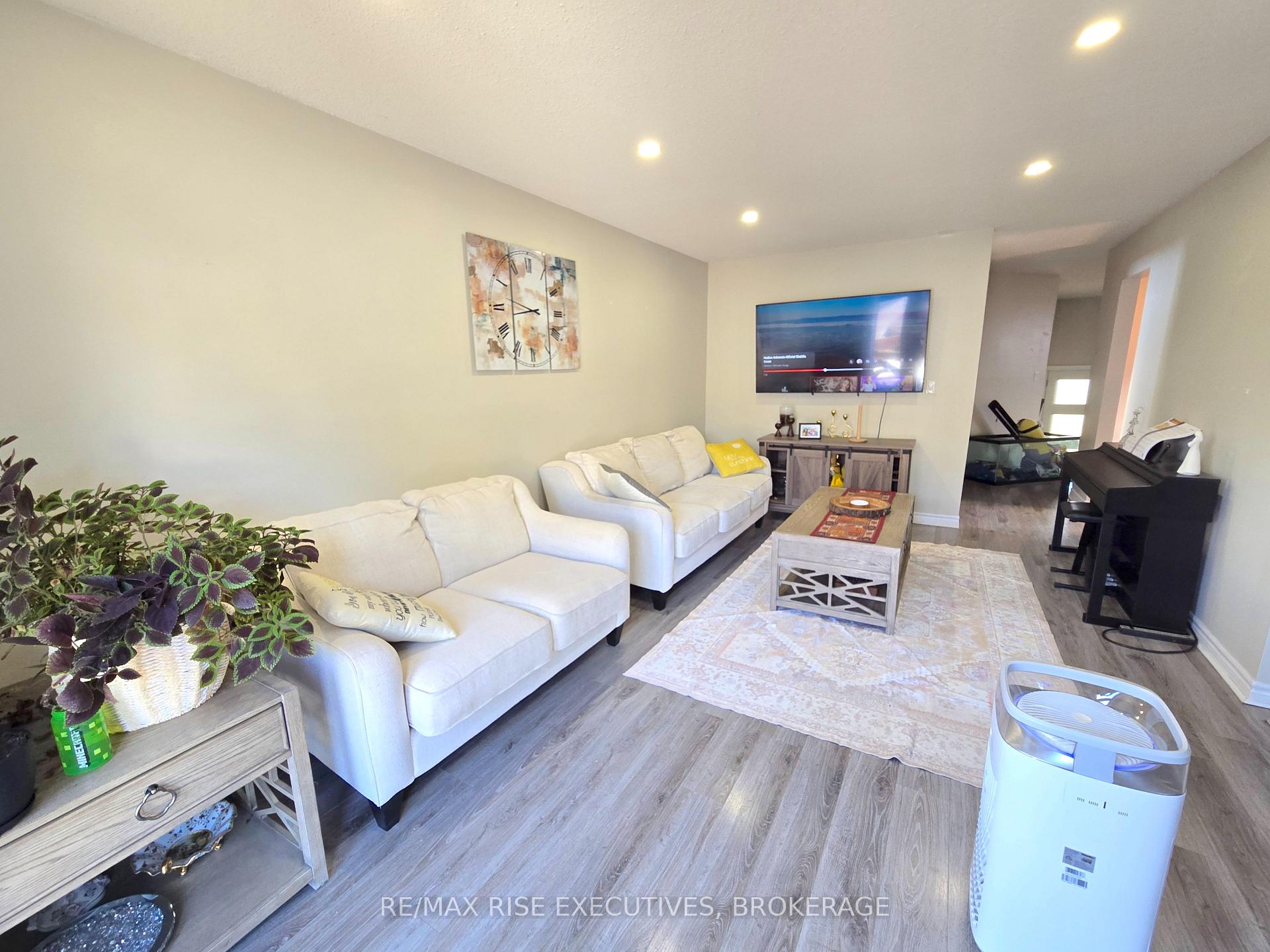 Photo 4 of 1117 Wintergreen Crescent, Kingston, City Northwest — HOMEH