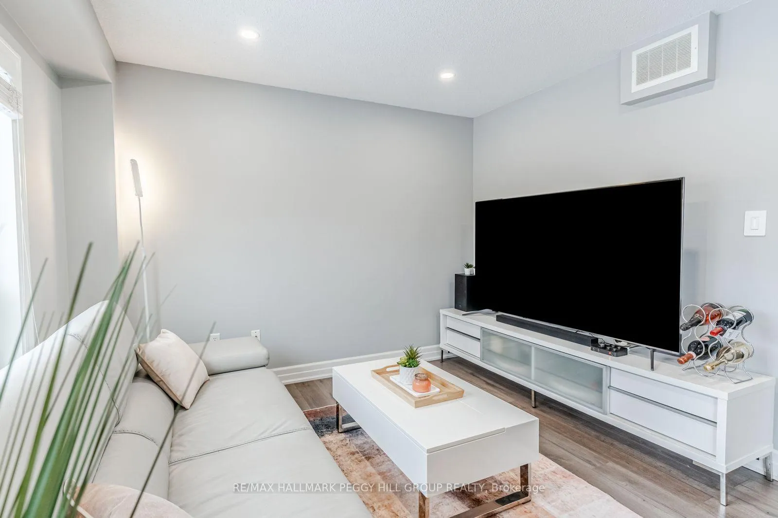Photo 3 of 34 Coronation Parkway, Barrie, Innis-Shore — HOMEH