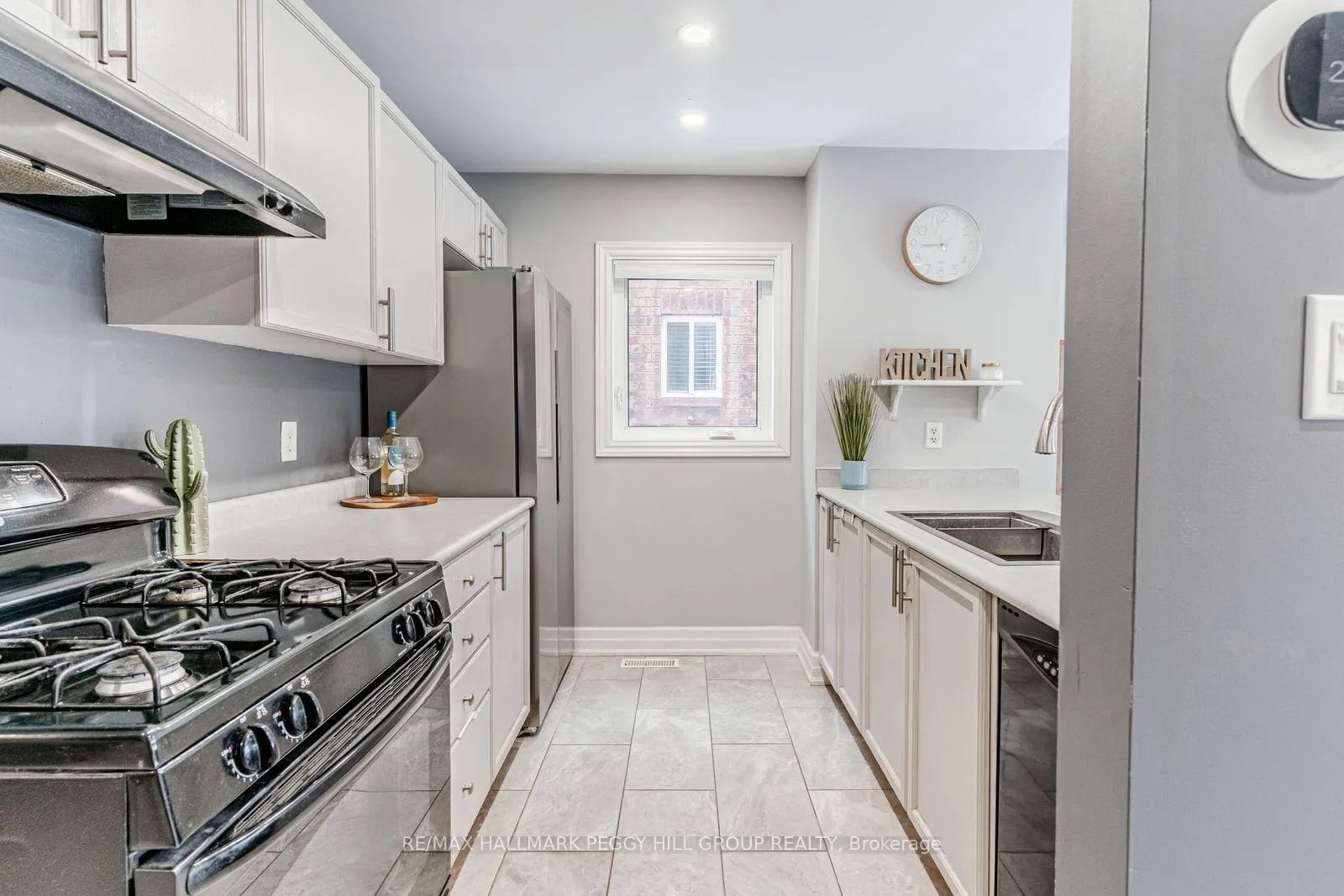 Photo 5 of 34 Coronation Parkway, Barrie, Innis-Shore — HOMEH