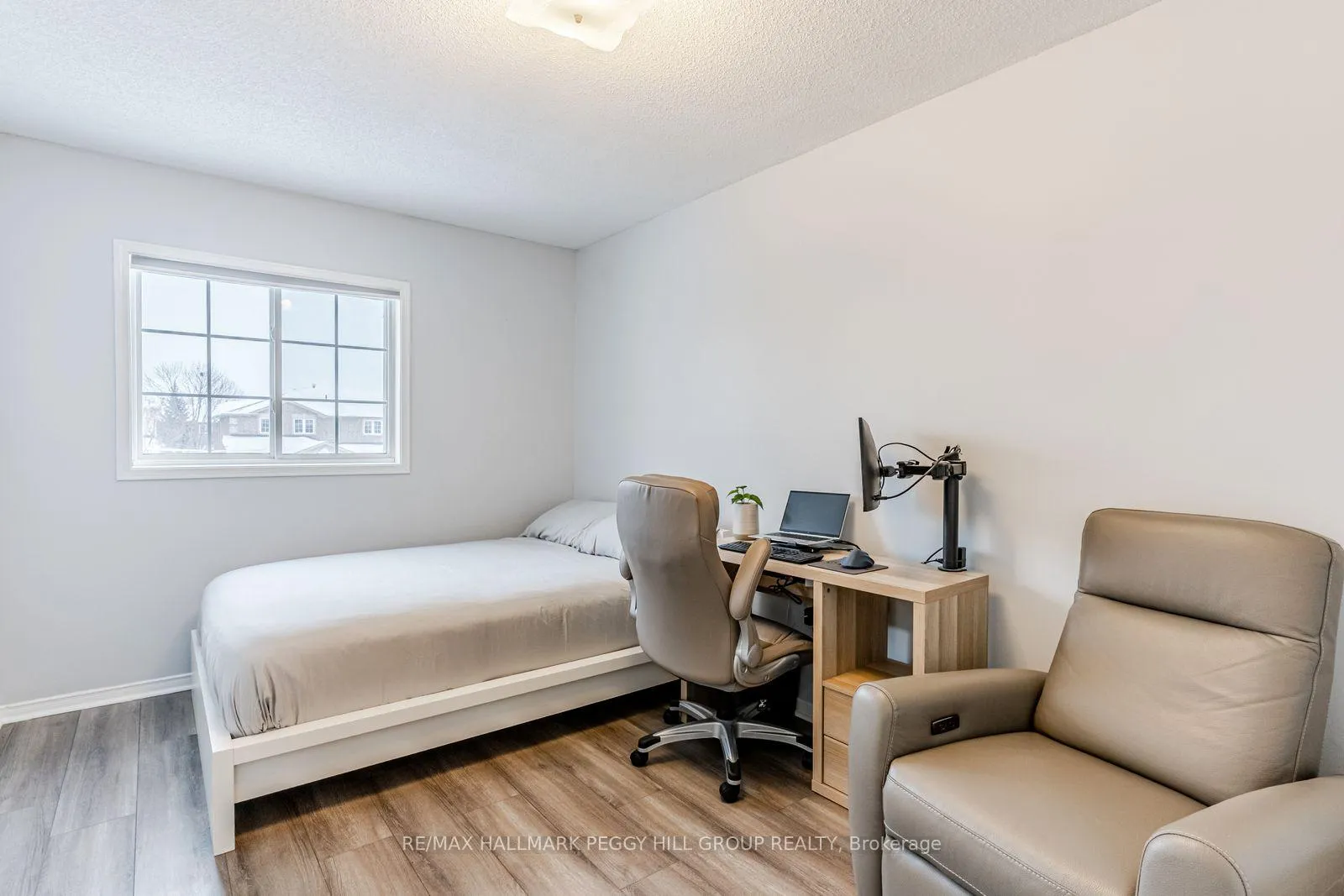 Photo 7 of 34 Coronation Parkway, Barrie, Innis-Shore — HOMEH