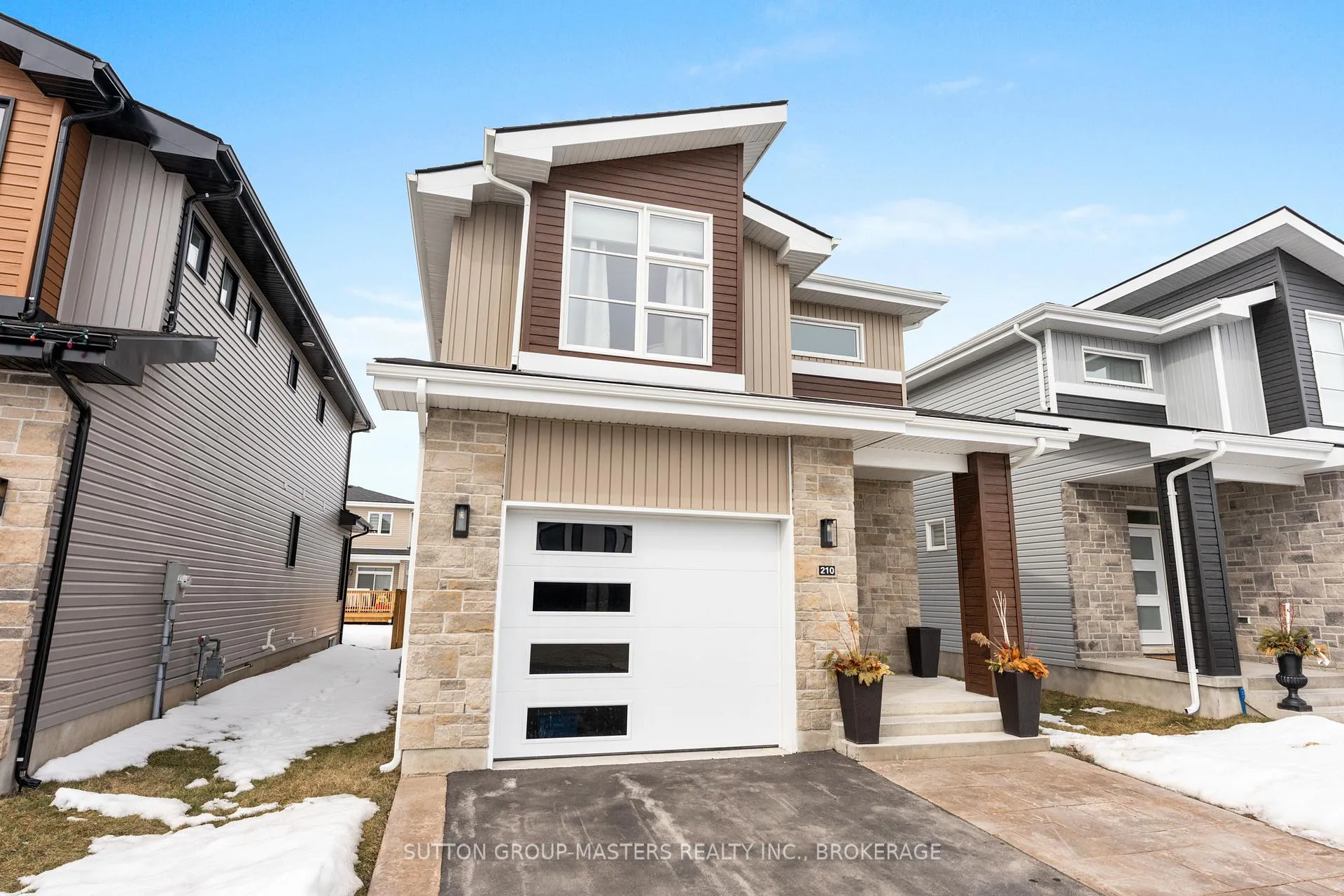 Photo 3 of 210 Superior Drive, Loyalist, Amherstview — HOMEH