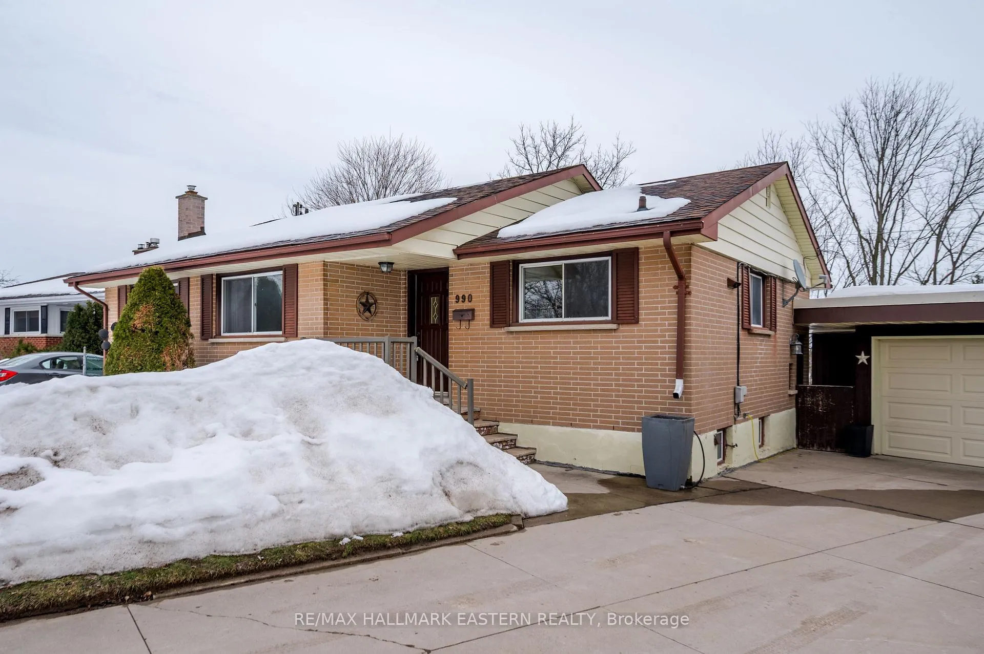 Photo 2 of 990 Oriole Crescent, Peterborough, Northcrest Ward 5 — HOMEH