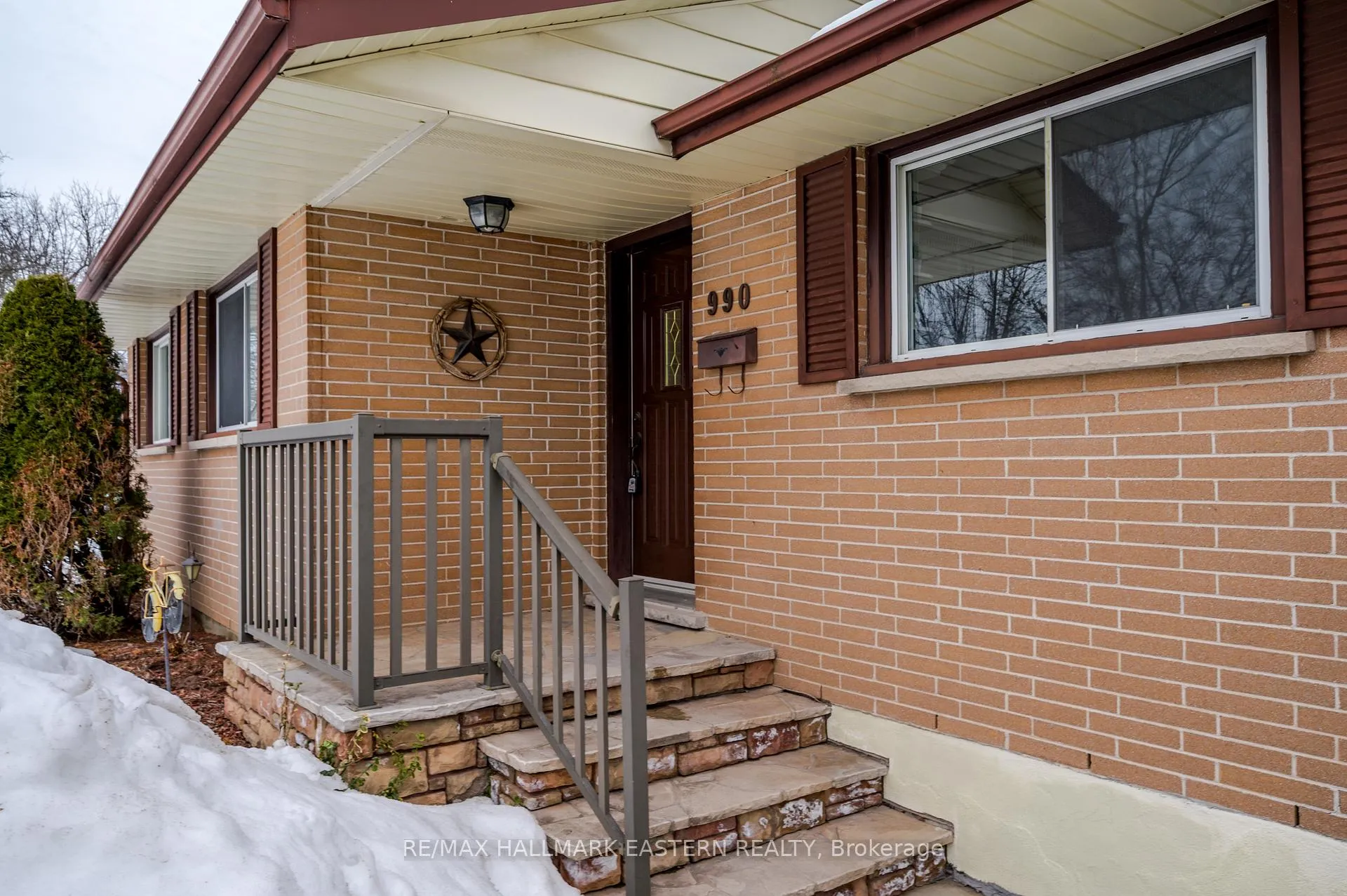Photo 3 of 990 Oriole Crescent, Peterborough, Northcrest Ward 5 — HOMEH
