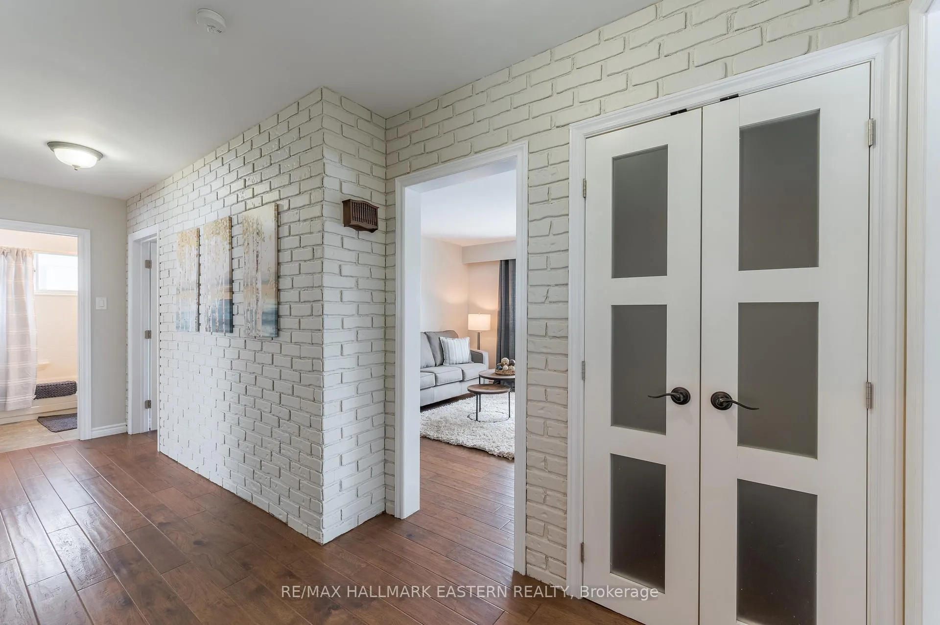 Photo 4 of 990 Oriole Crescent, Peterborough, Northcrest Ward 5 — HOMEH