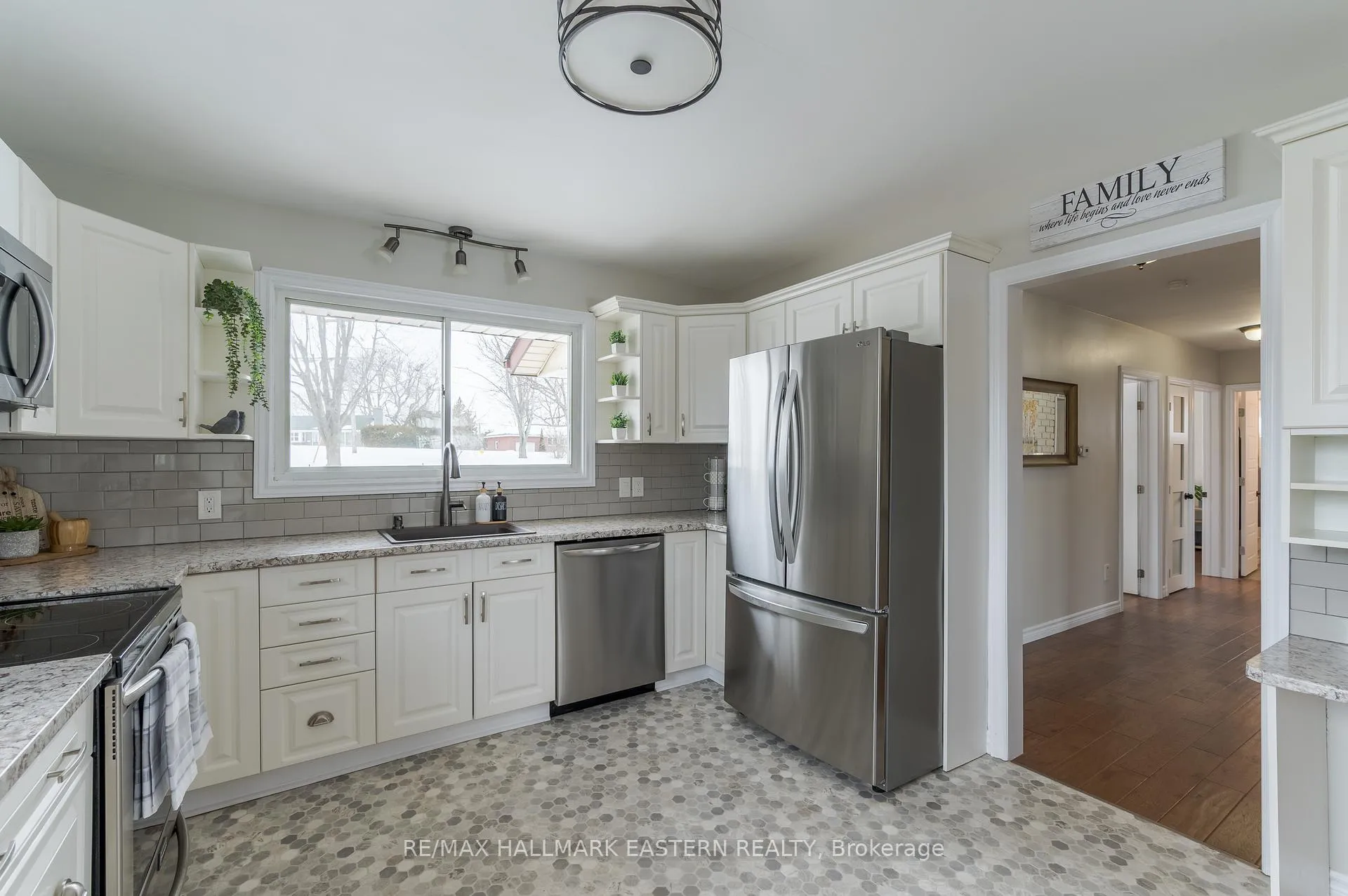Photo 6 of 990 Oriole Crescent, Peterborough, Northcrest Ward 5 — HOMEH