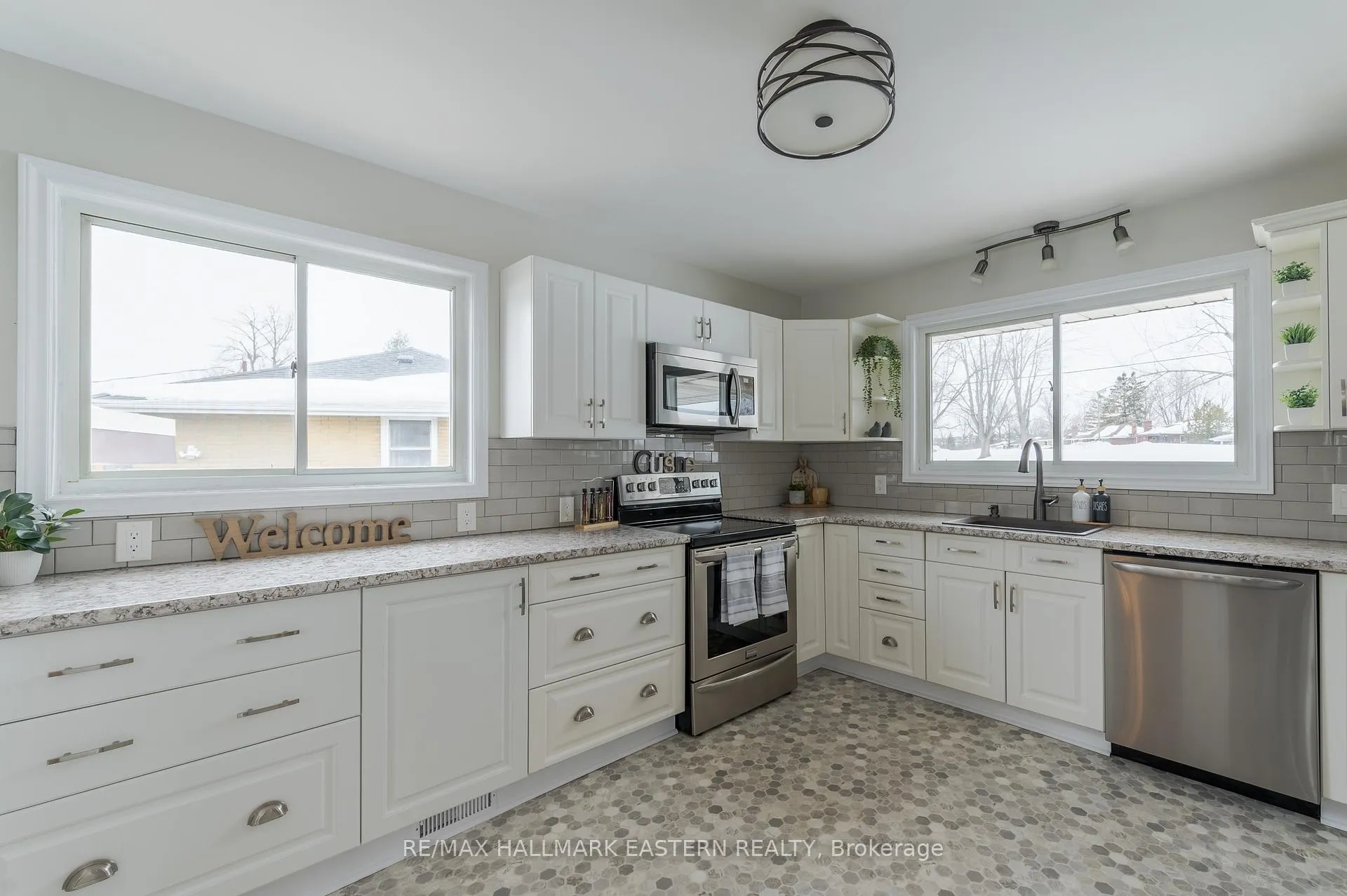Photo 7 of 990 Oriole Crescent, Peterborough, Northcrest Ward 5 — HOMEH