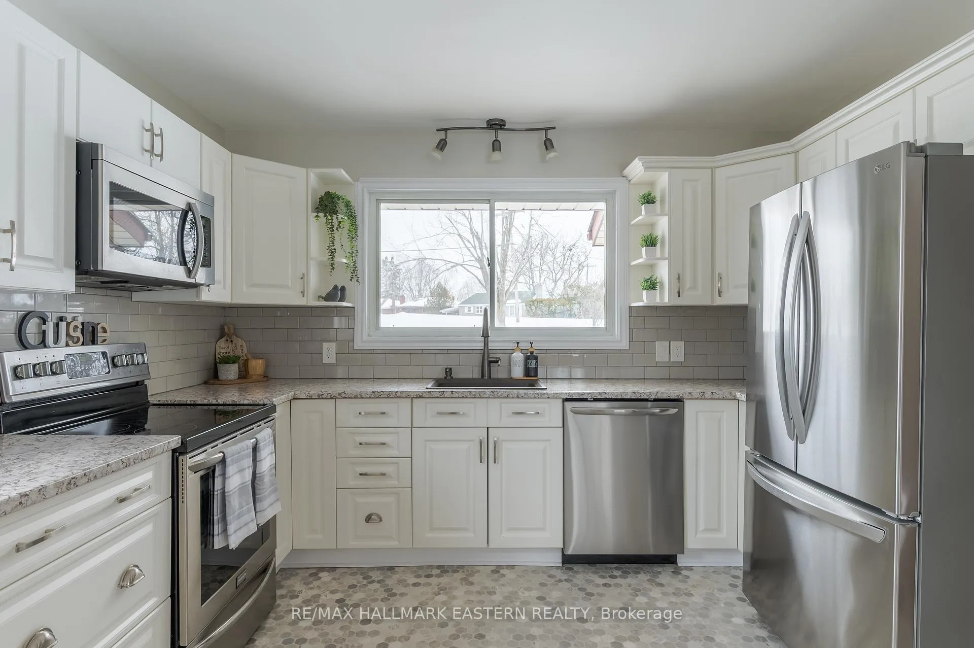 Photo 8 of 990 Oriole Crescent, Peterborough, Northcrest Ward 5 — HOMEH