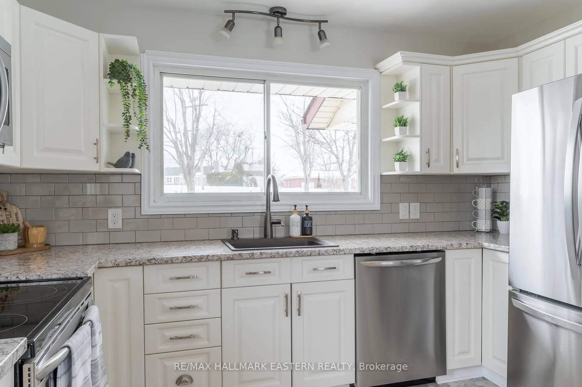 Photo 9 of 990 Oriole Crescent, Peterborough, Northcrest Ward 5 — HOMEH