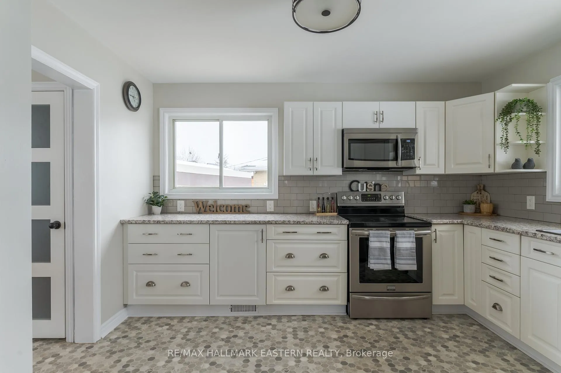 Photo 10 of 990 Oriole Crescent, Peterborough, Northcrest Ward 5 — HOMEH