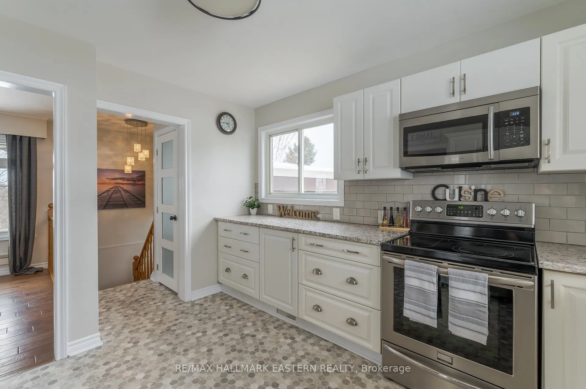 Photo 11 of 990 Oriole Crescent, Peterborough, Northcrest Ward 5 — HOMEH